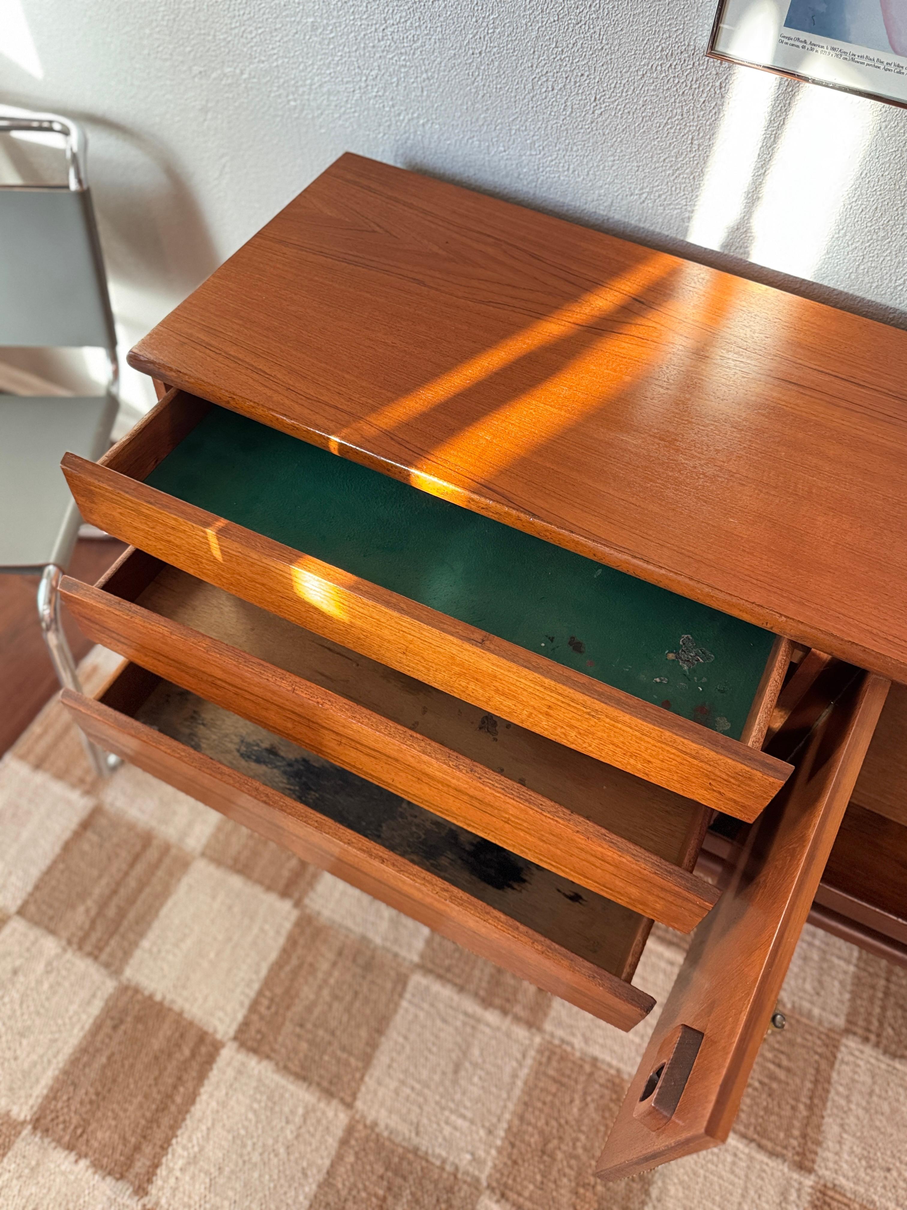 Una credenza danese in teak di grandi dimensioni e dal design accattivante, circa 1960 in vendita 3