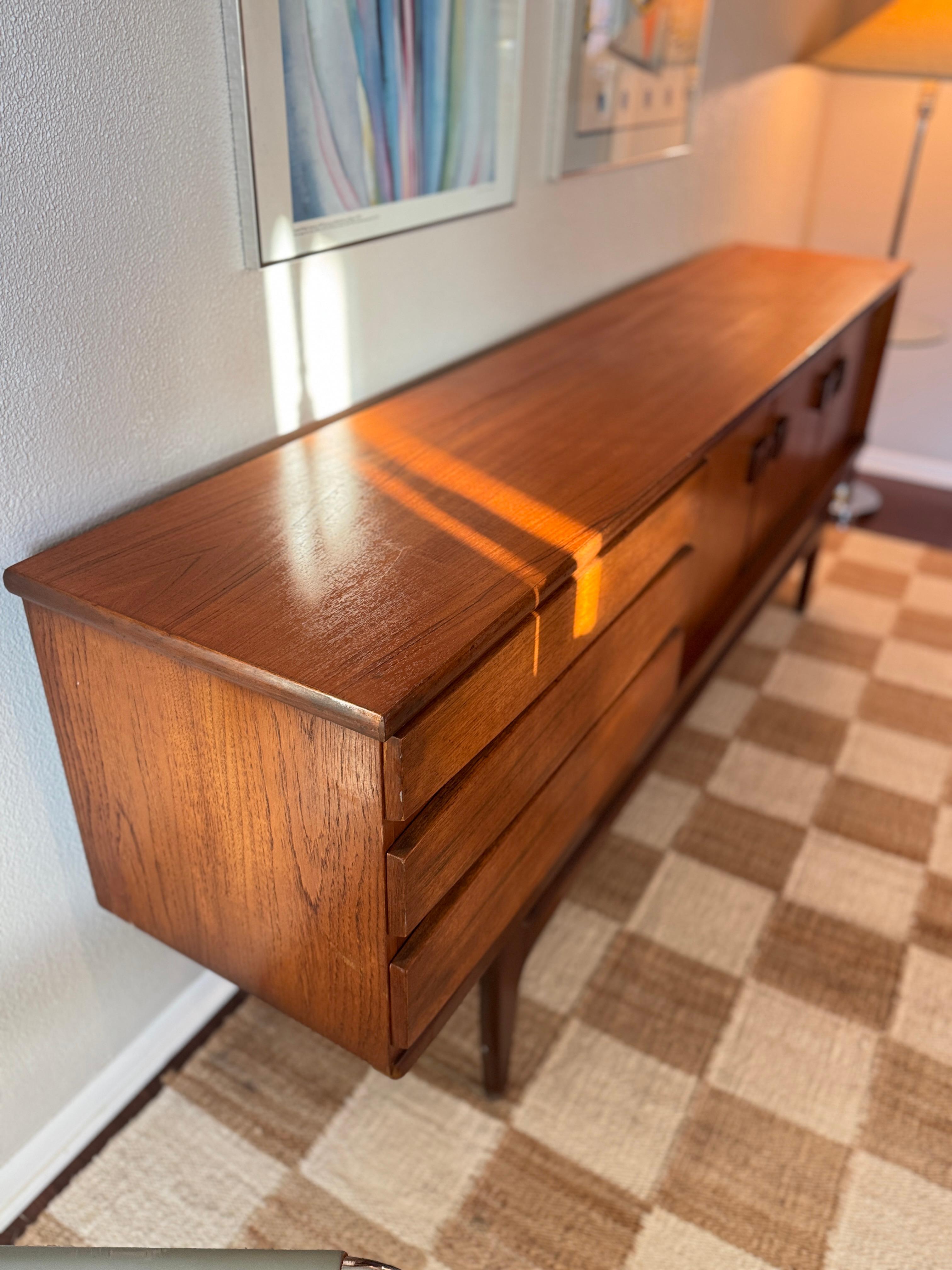 Una credenza danese in teak di grandi dimensioni e dal design accattivante, circa 1960 in vendita 4