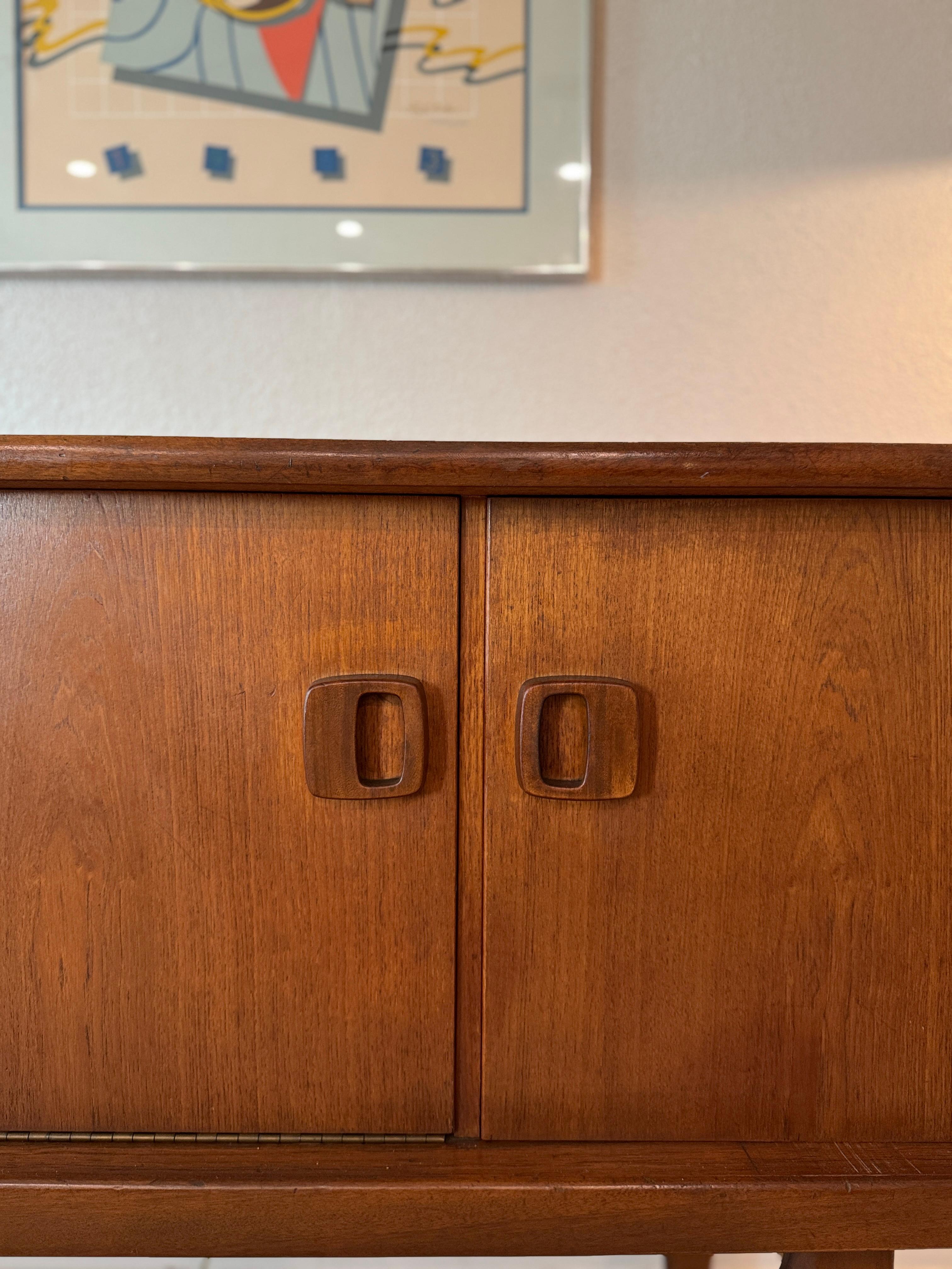 Una credenza danese in teak di grandi dimensioni e dal design accattivante, circa 1960 in vendita 5