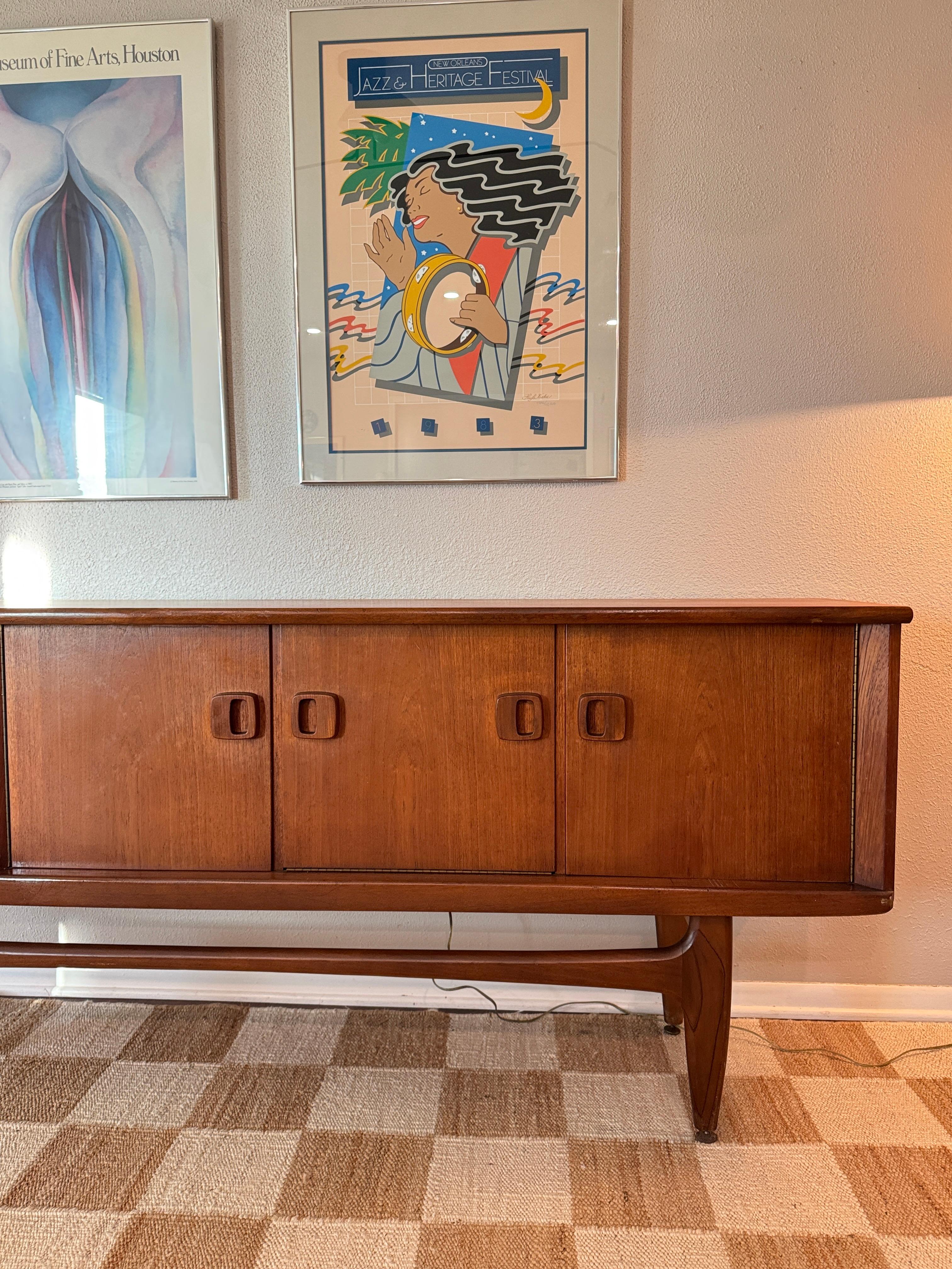 Una credenza danese in teak di grandi dimensioni e dal design accattivante, circa 1960 in vendita 6