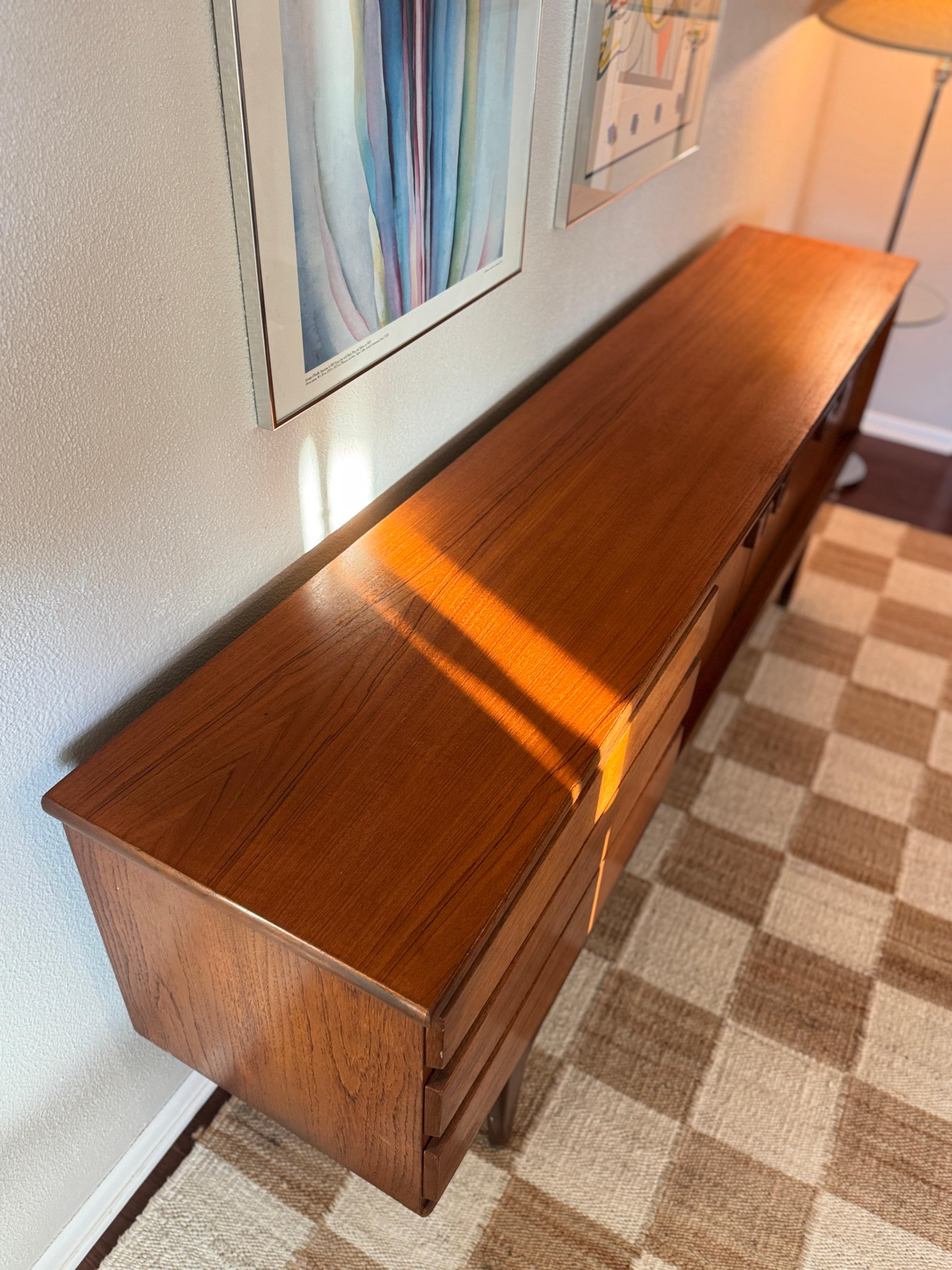 Una credenza danese in teak di grandi dimensioni e dal design accattivante, circa 1960 in vendita 7