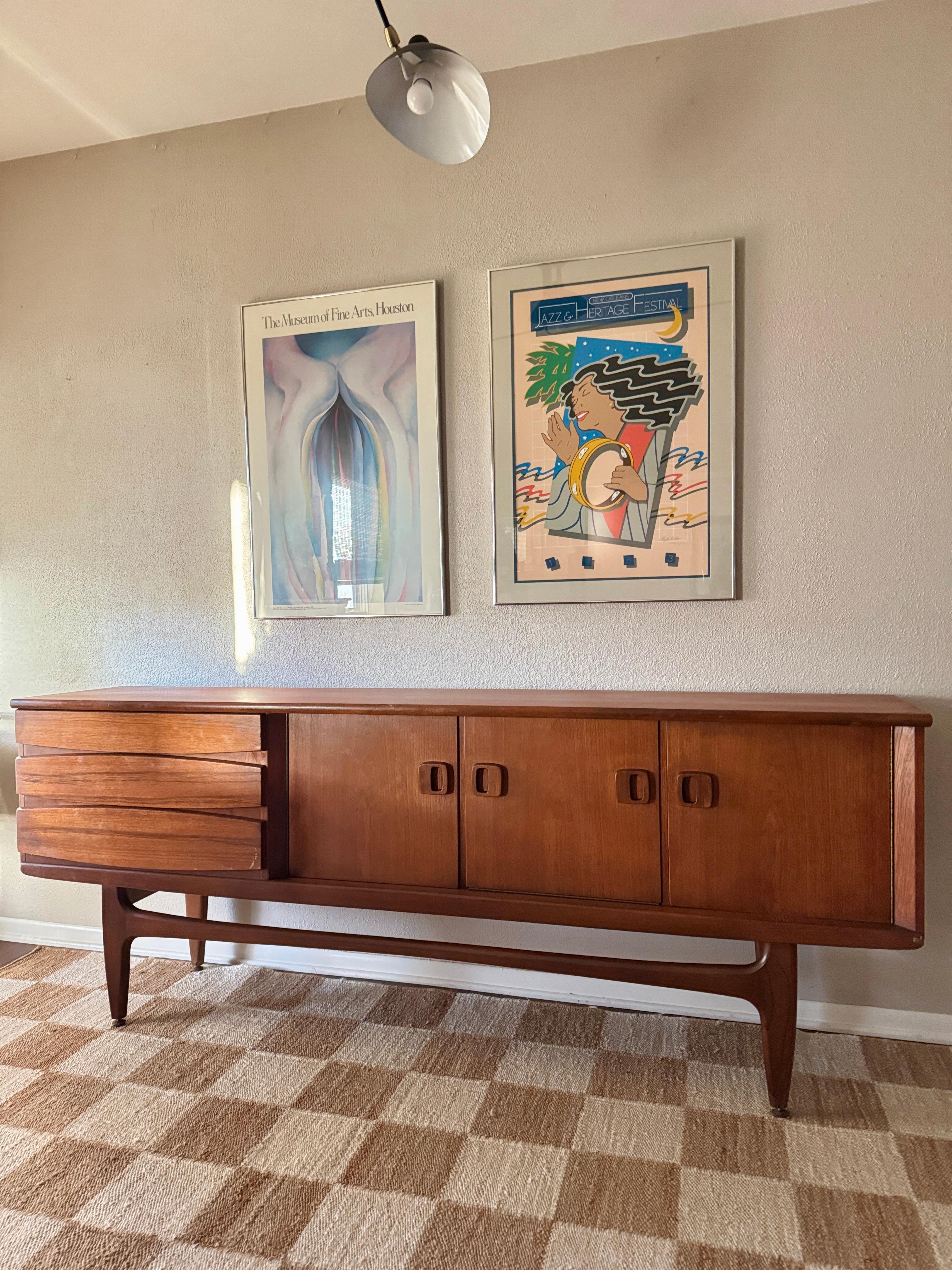 Una credenza danese in teak di grandi dimensioni e dal design accattivante, risalente agli anni '60 circa. Un design sorprendente con tre armadi di buone dimensioni, maniglie in afromosia massiccia a contrasto e una splendida base in teak massiccio.