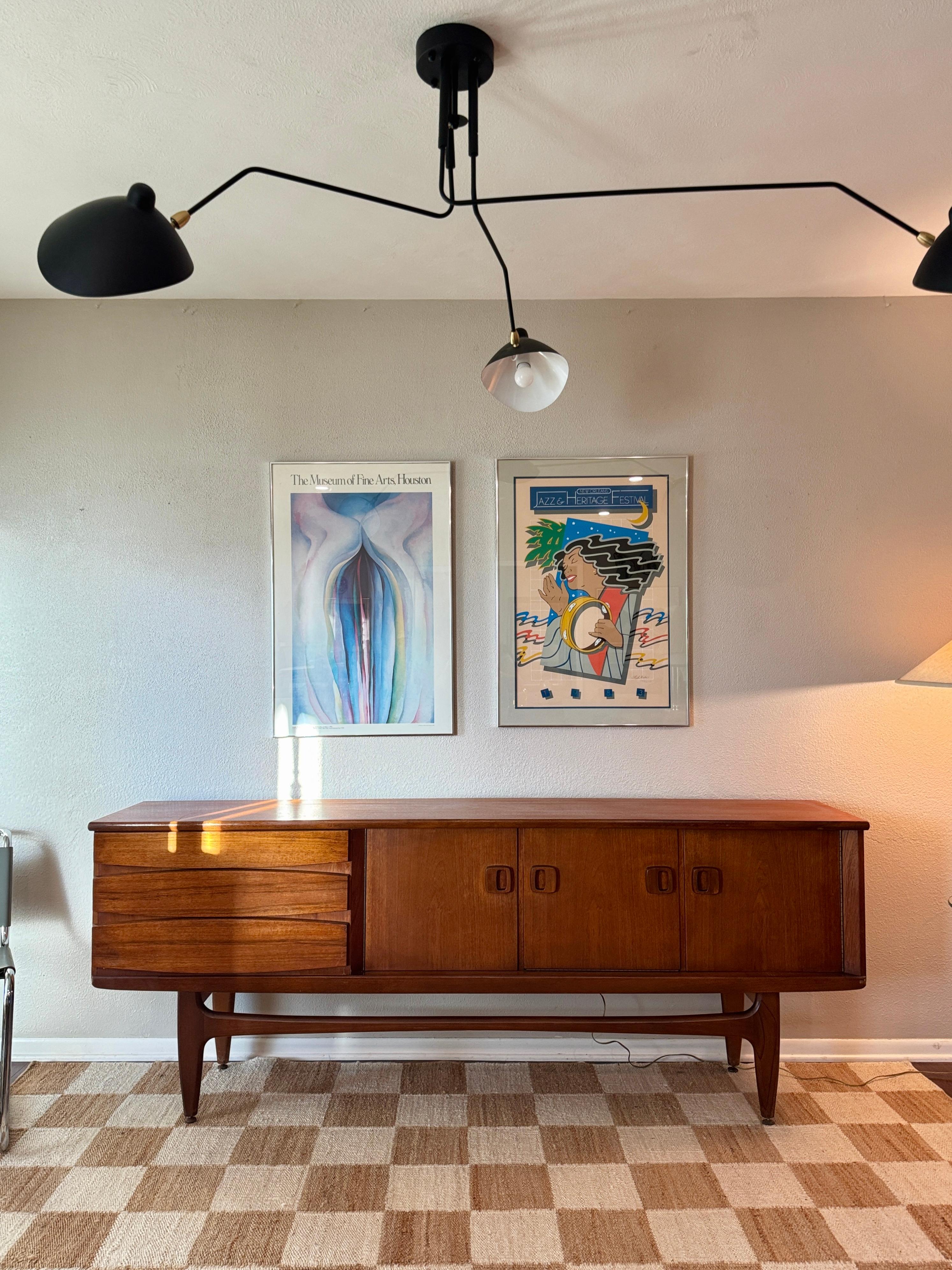 Mid-Century moderno Una credenza danese in teak di grandi dimensioni e dal design accattivante, circa 1960 in vendita