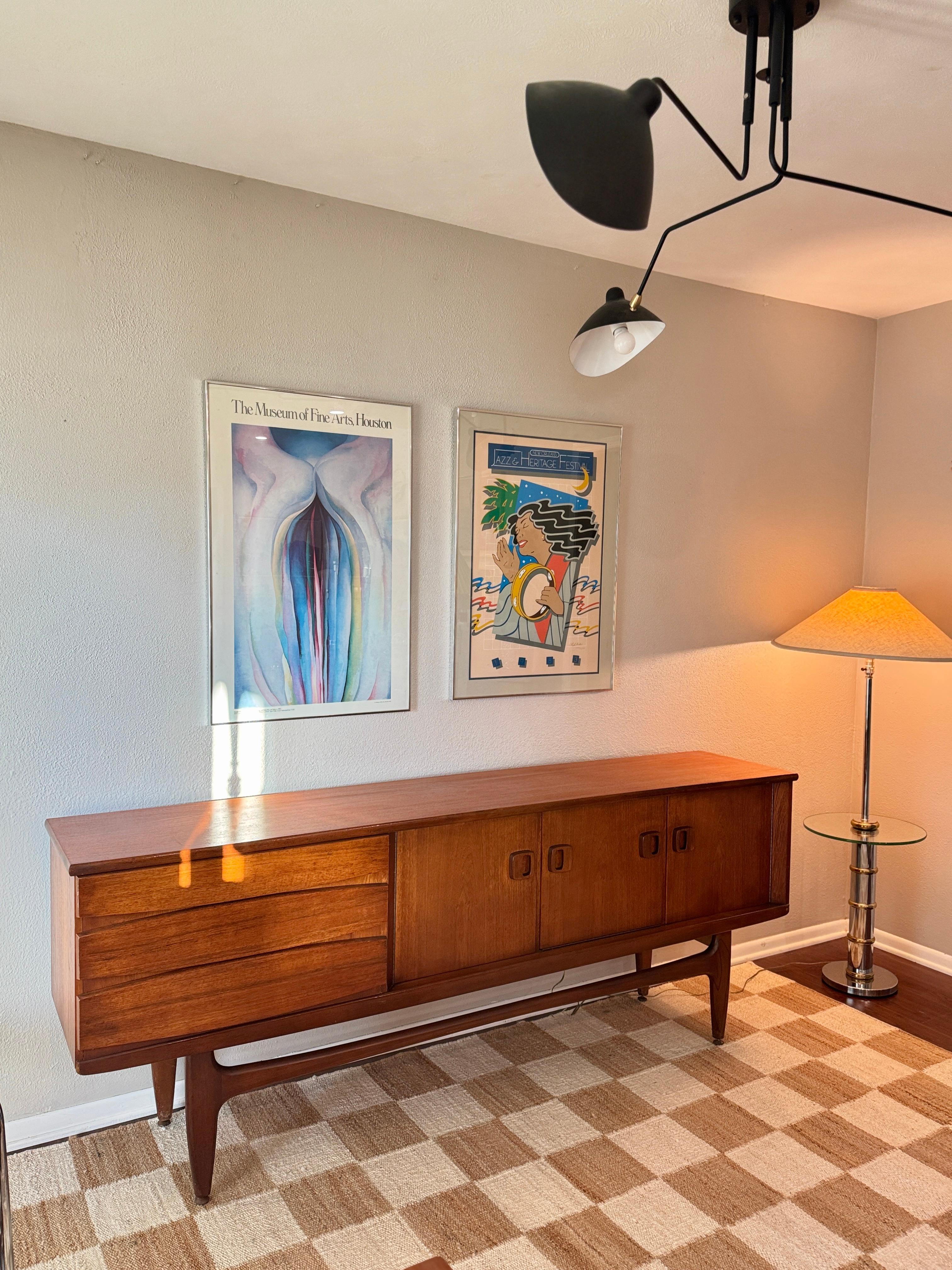 Impiallacciato Una credenza danese in teak di grandi dimensioni e dal design accattivante, circa 1960 in vendita
