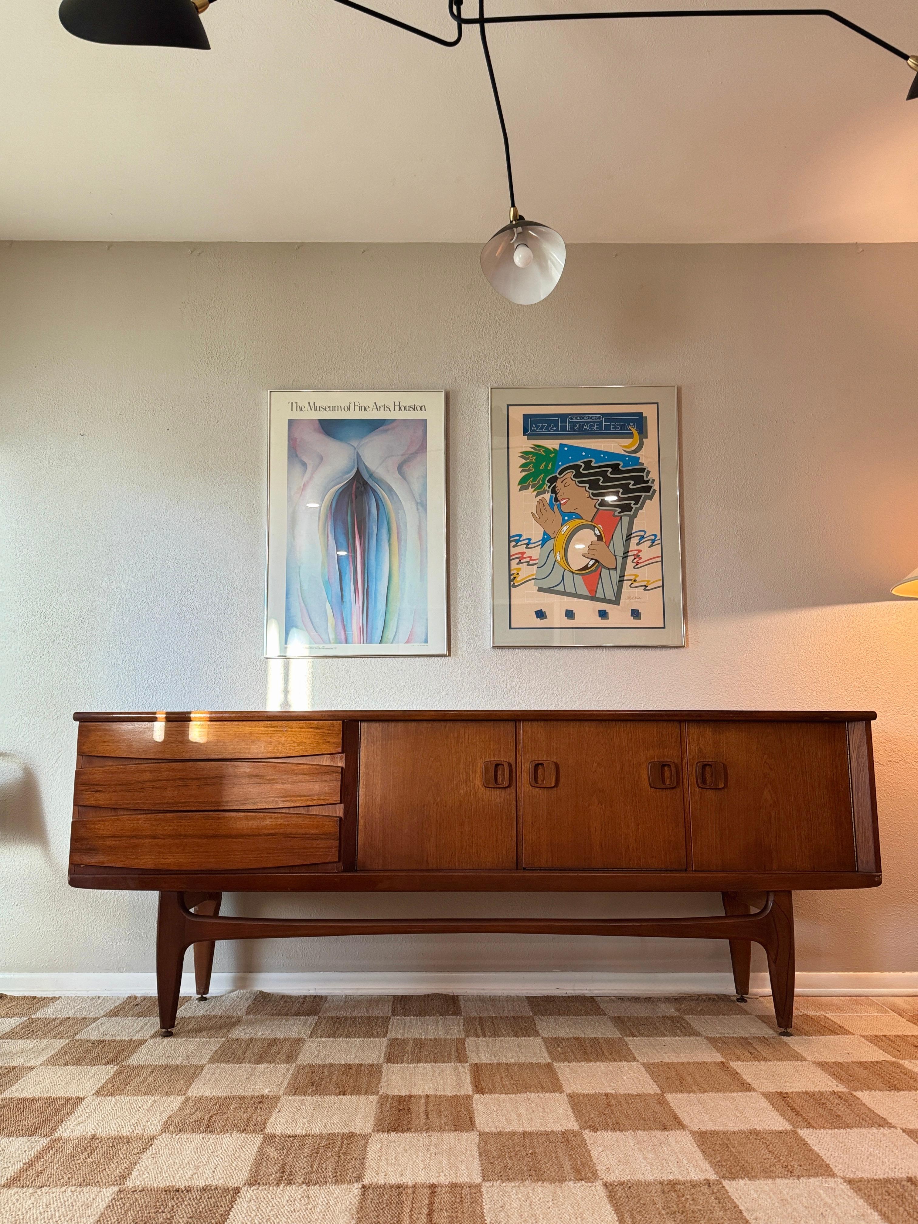 Una credenza danese in teak di grandi dimensioni e dal design accattivante, circa 1960 In condizioni buone in vendita a Houston, TX