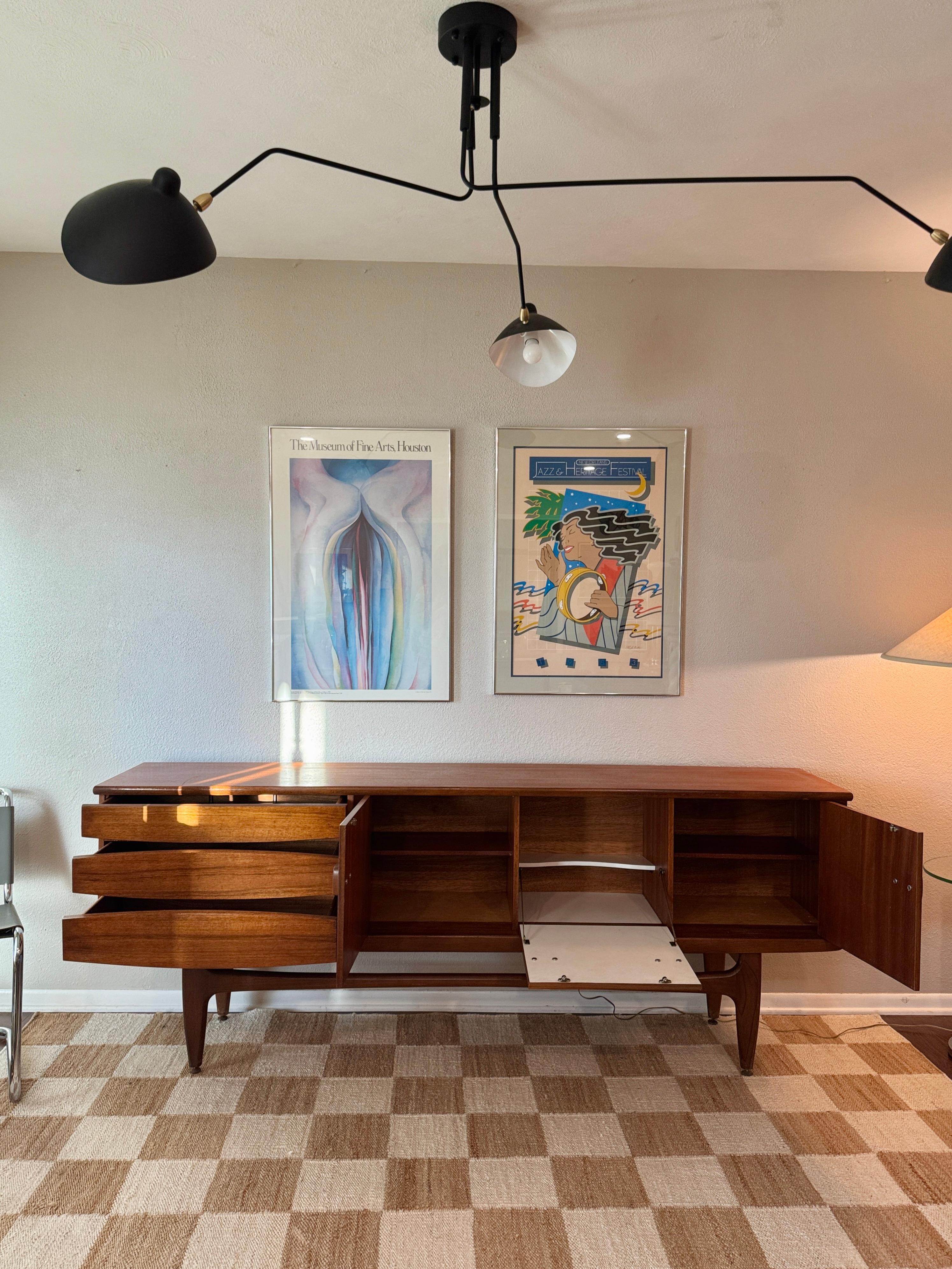 Metà XX secolo Una credenza danese in teak di grandi dimensioni e dal design accattivante, circa 1960 in vendita