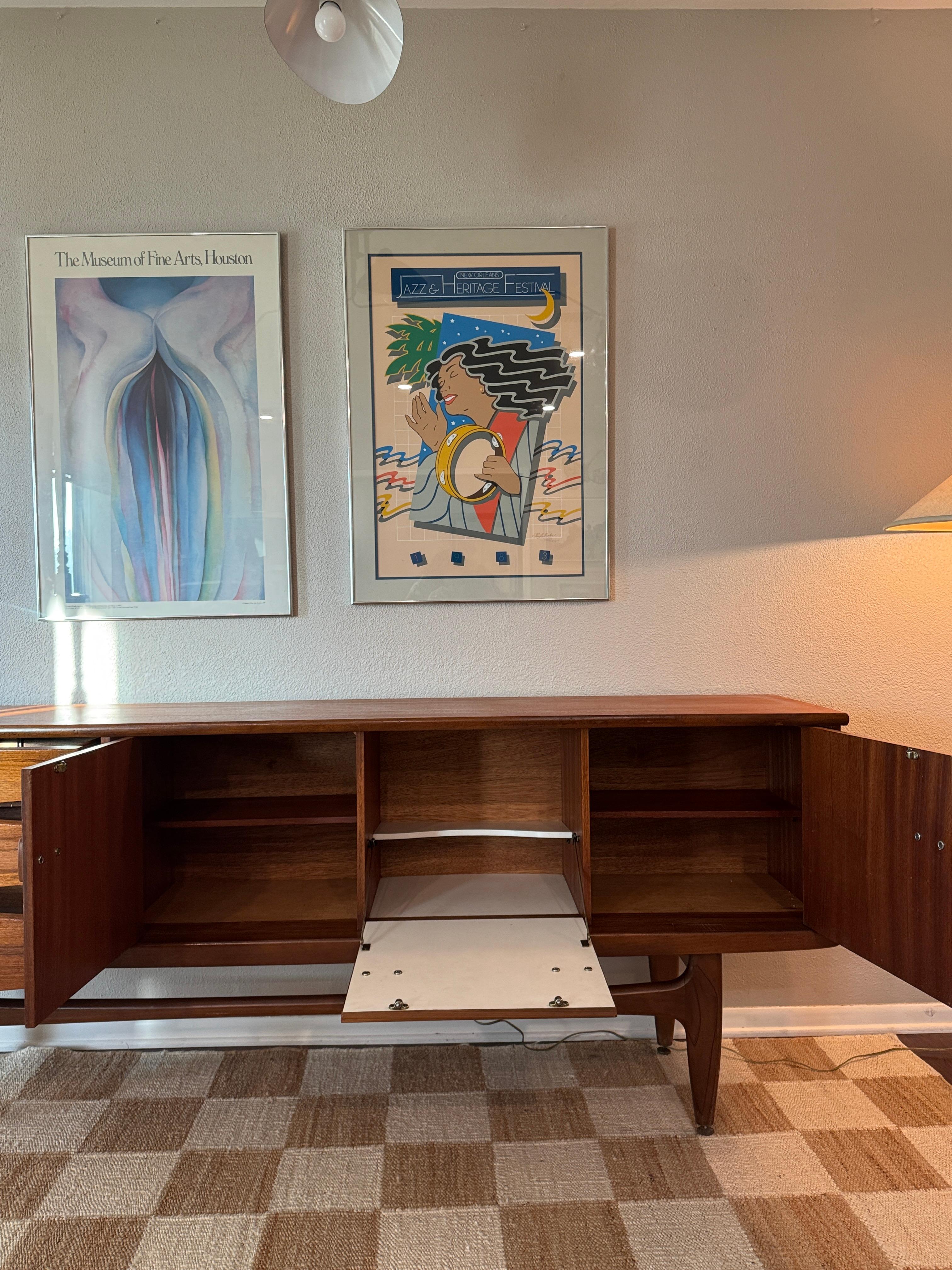 Teak Una credenza danese in teak di grandi dimensioni e dal design accattivante, circa 1960 in vendita