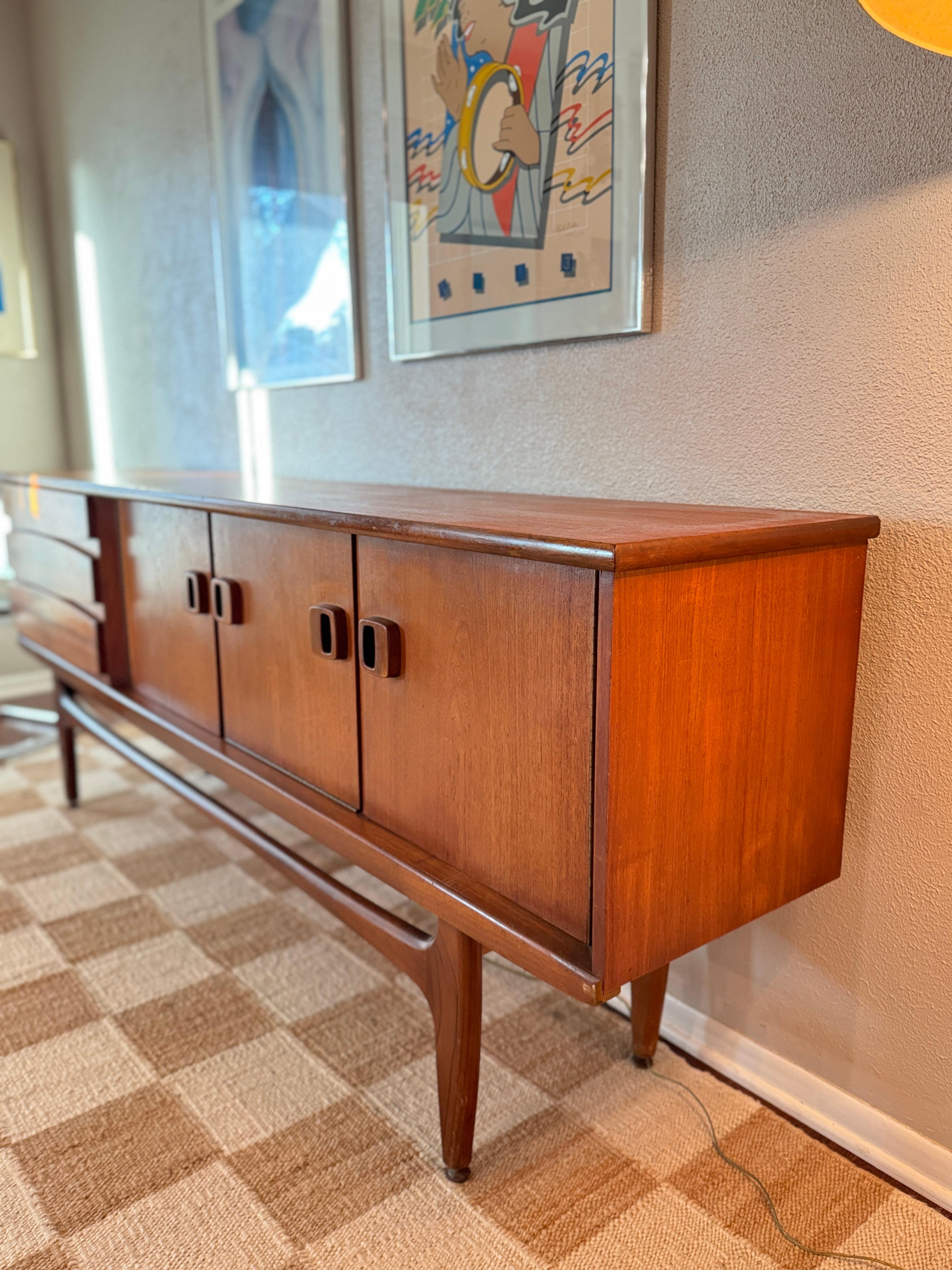 Una credenza danese in teak di grandi dimensioni e dal design accattivante, circa 1960 in vendita 1