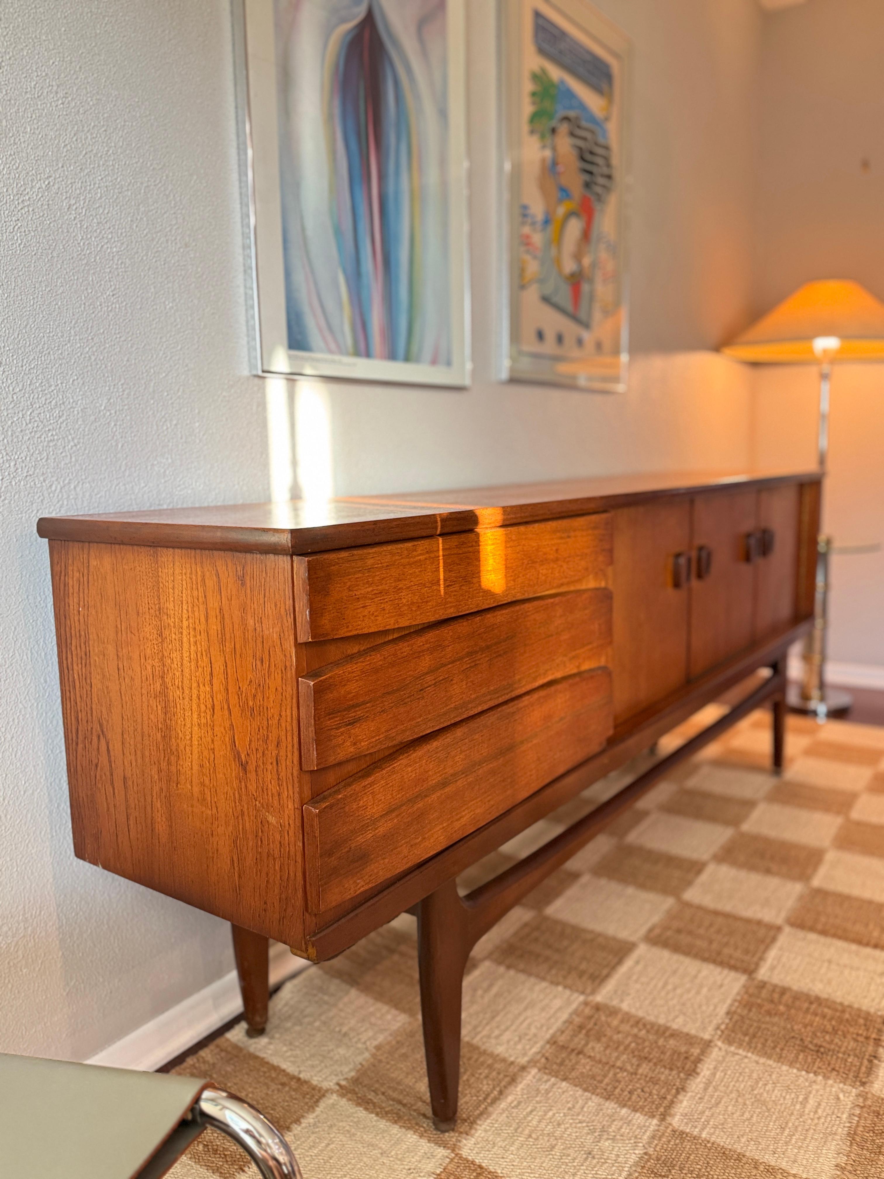 Una credenza danese in teak di grandi dimensioni e dal design accattivante, circa 1960 in vendita 2