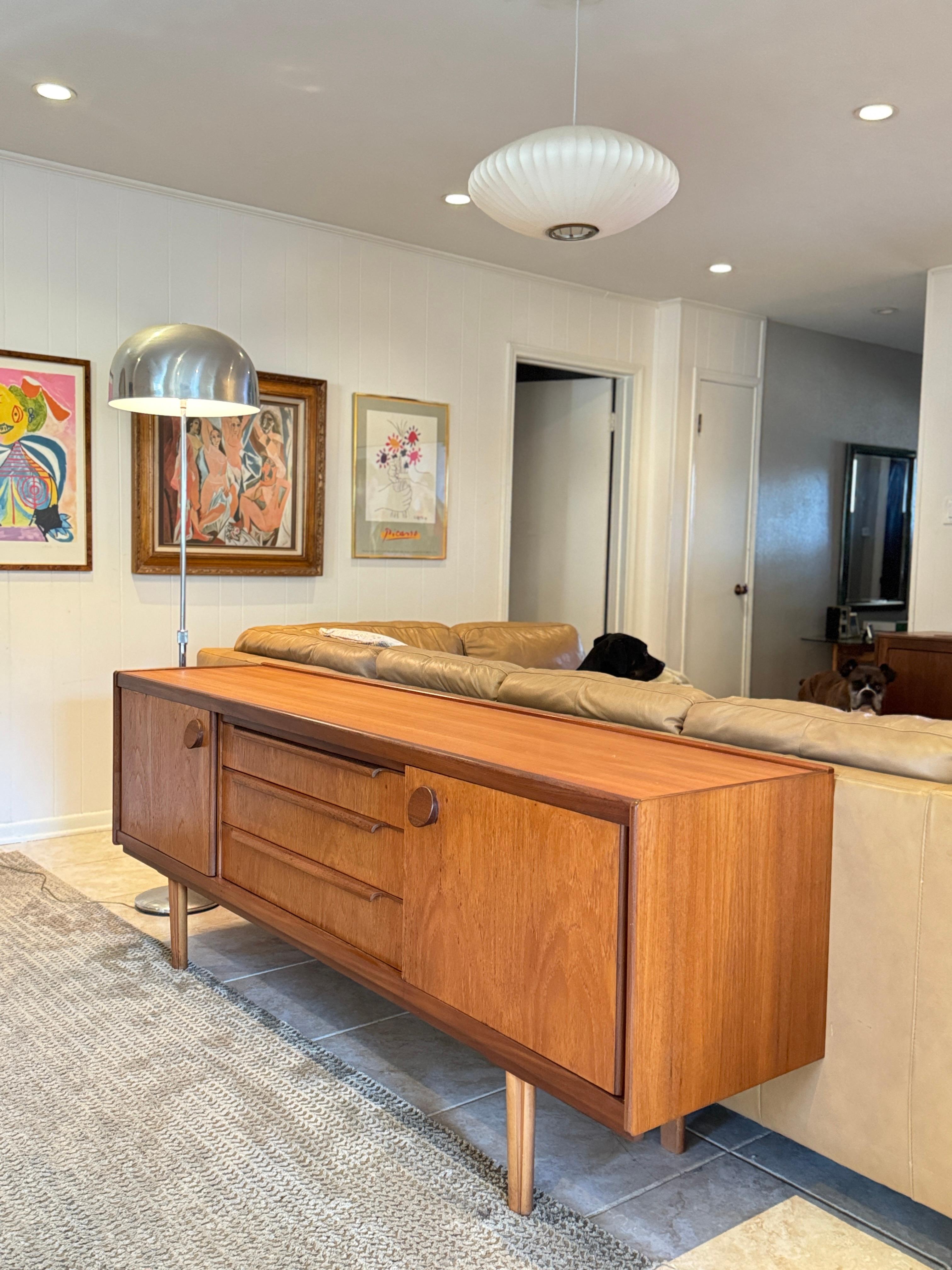Una credenza in teak di metà secolo, circa 1960, dal design accattivante in vendita 3