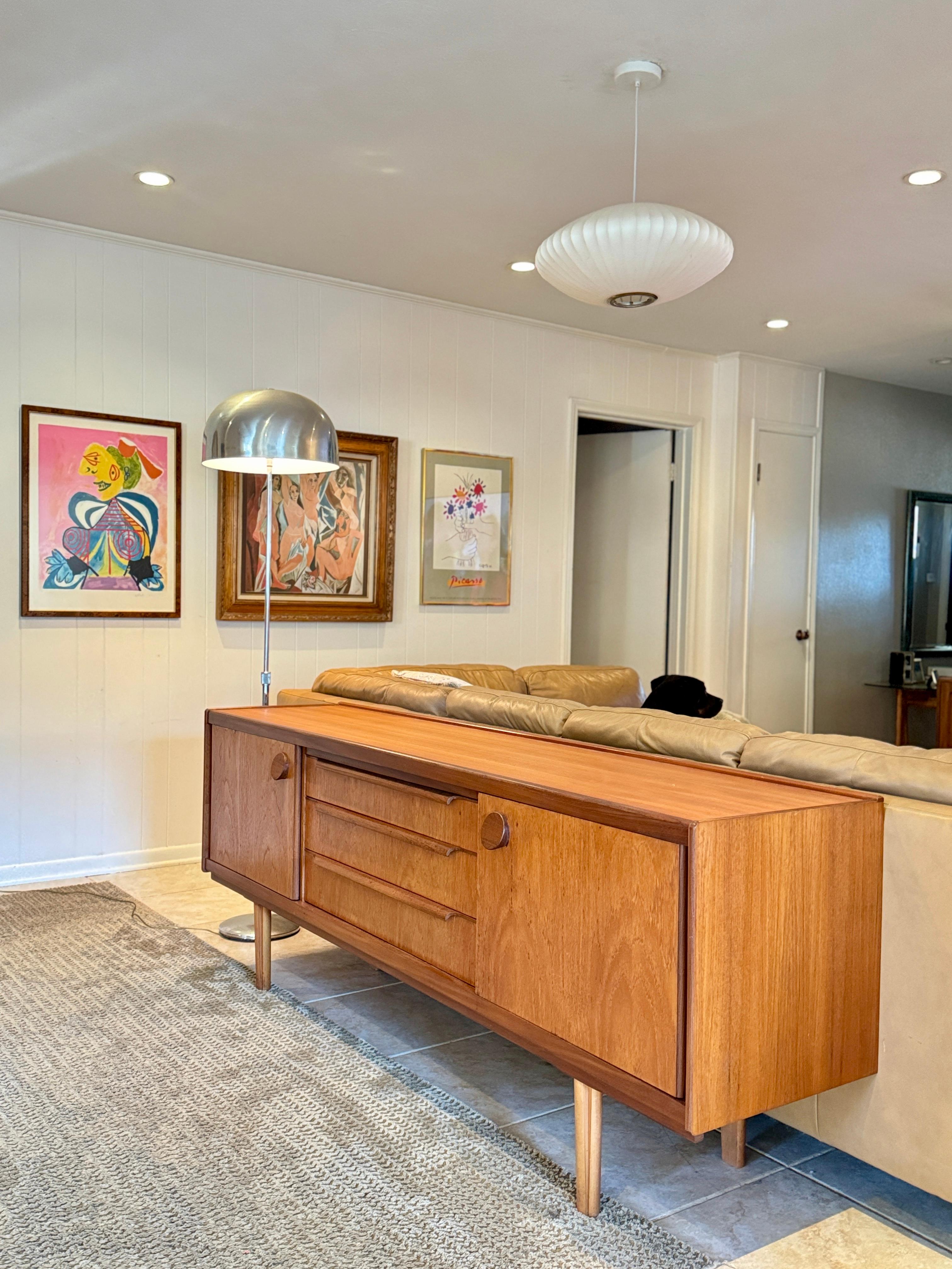 Una credenza in teak di metà secolo, circa 1960, dal design accattivante in vendita 4