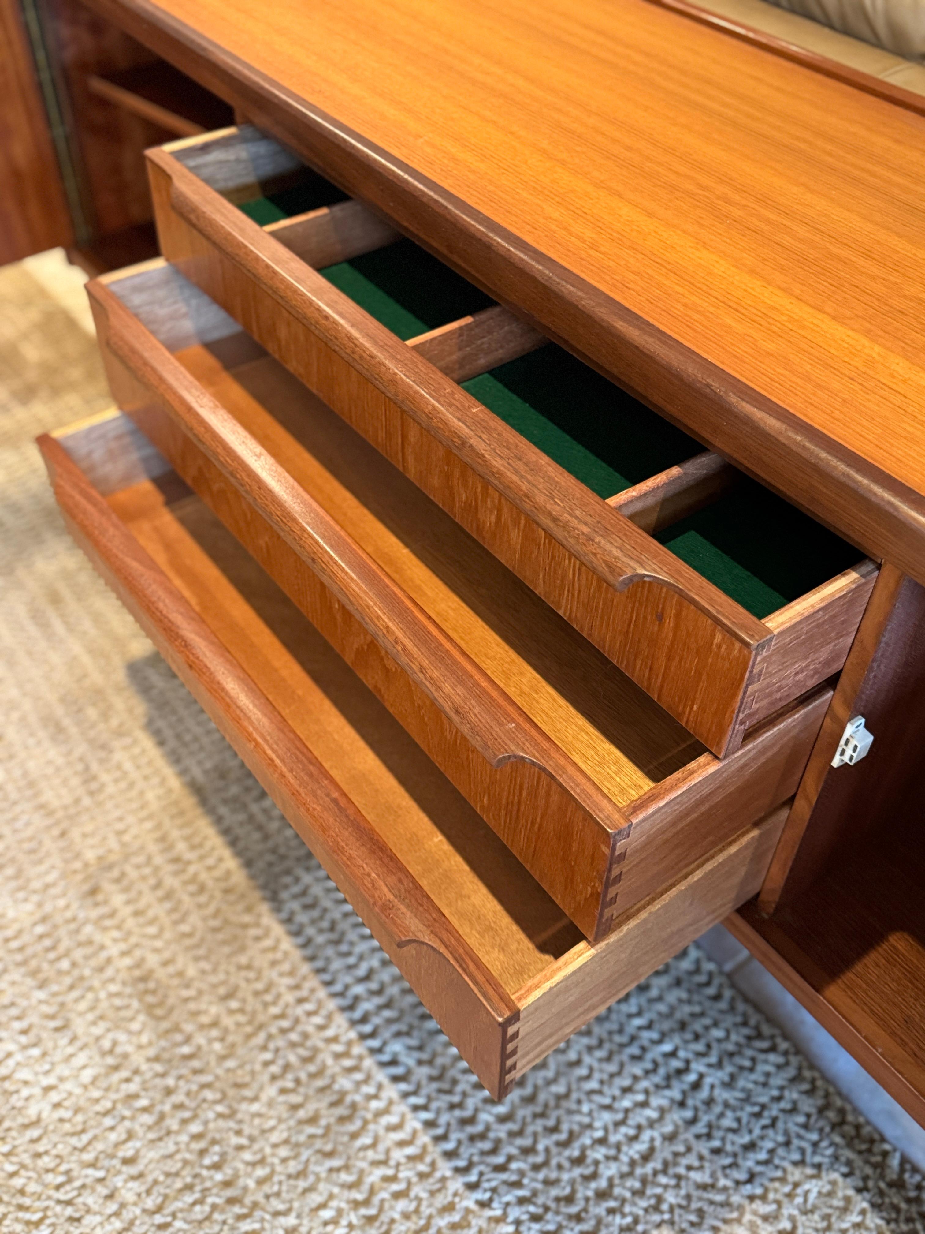 Una credenza in teak di metà secolo, circa 1960, dal design accattivante in vendita 5