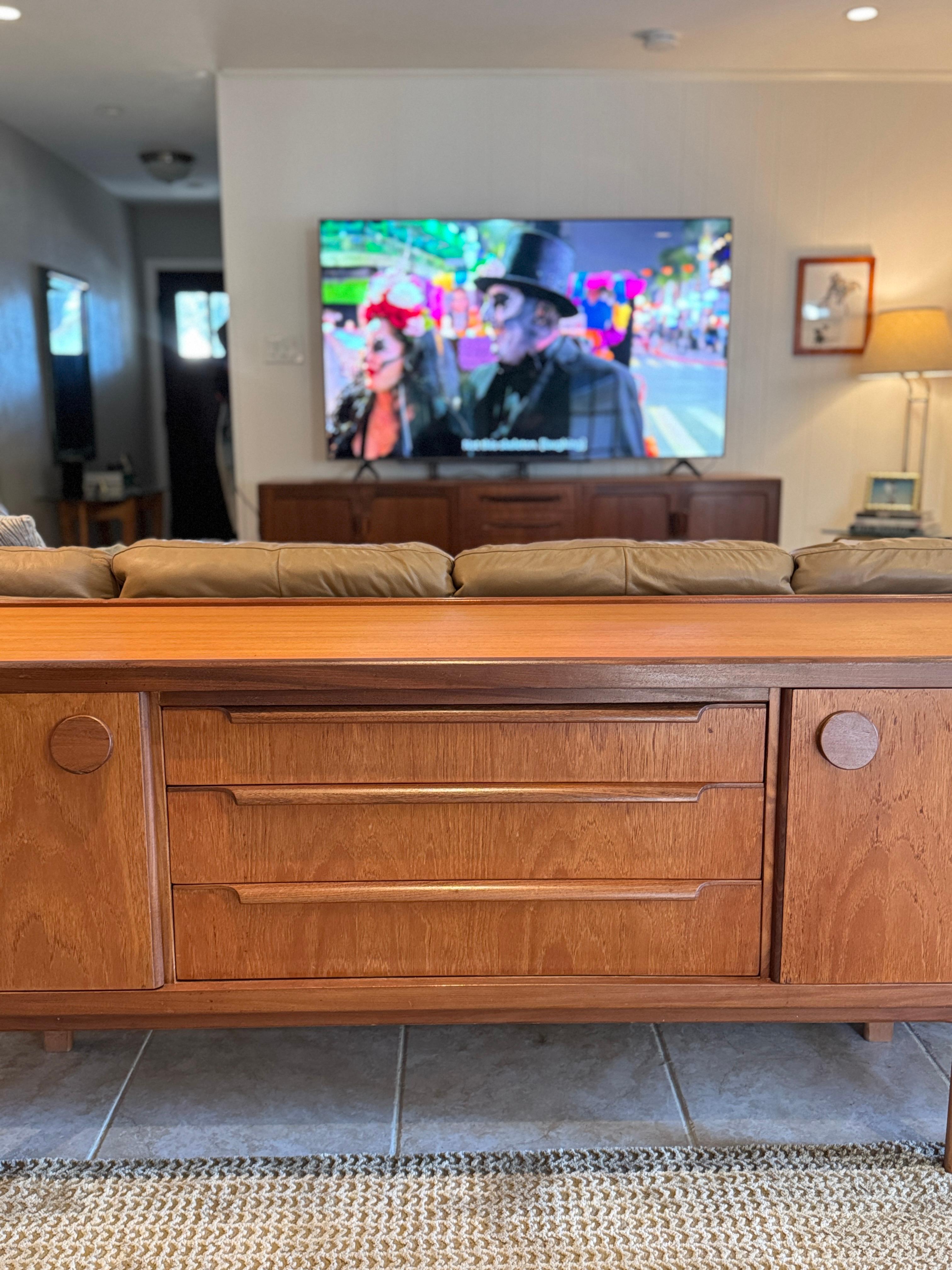 Mid-Century moderno Una credenza in teak di metà secolo, circa 1960, dal design accattivante in vendita