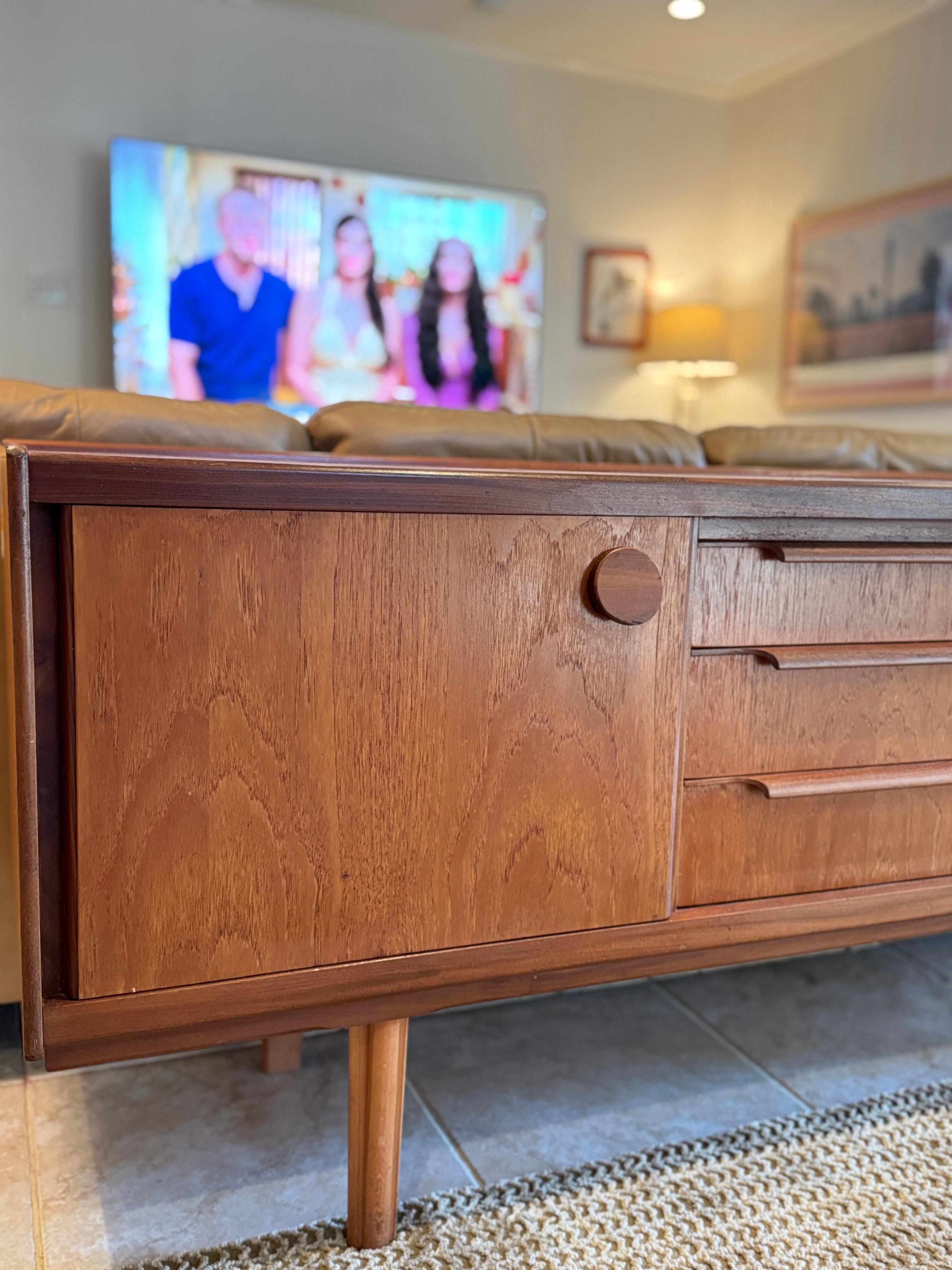 Impiallacciato Una credenza in teak di metà secolo, circa 1960, dal design accattivante in vendita
