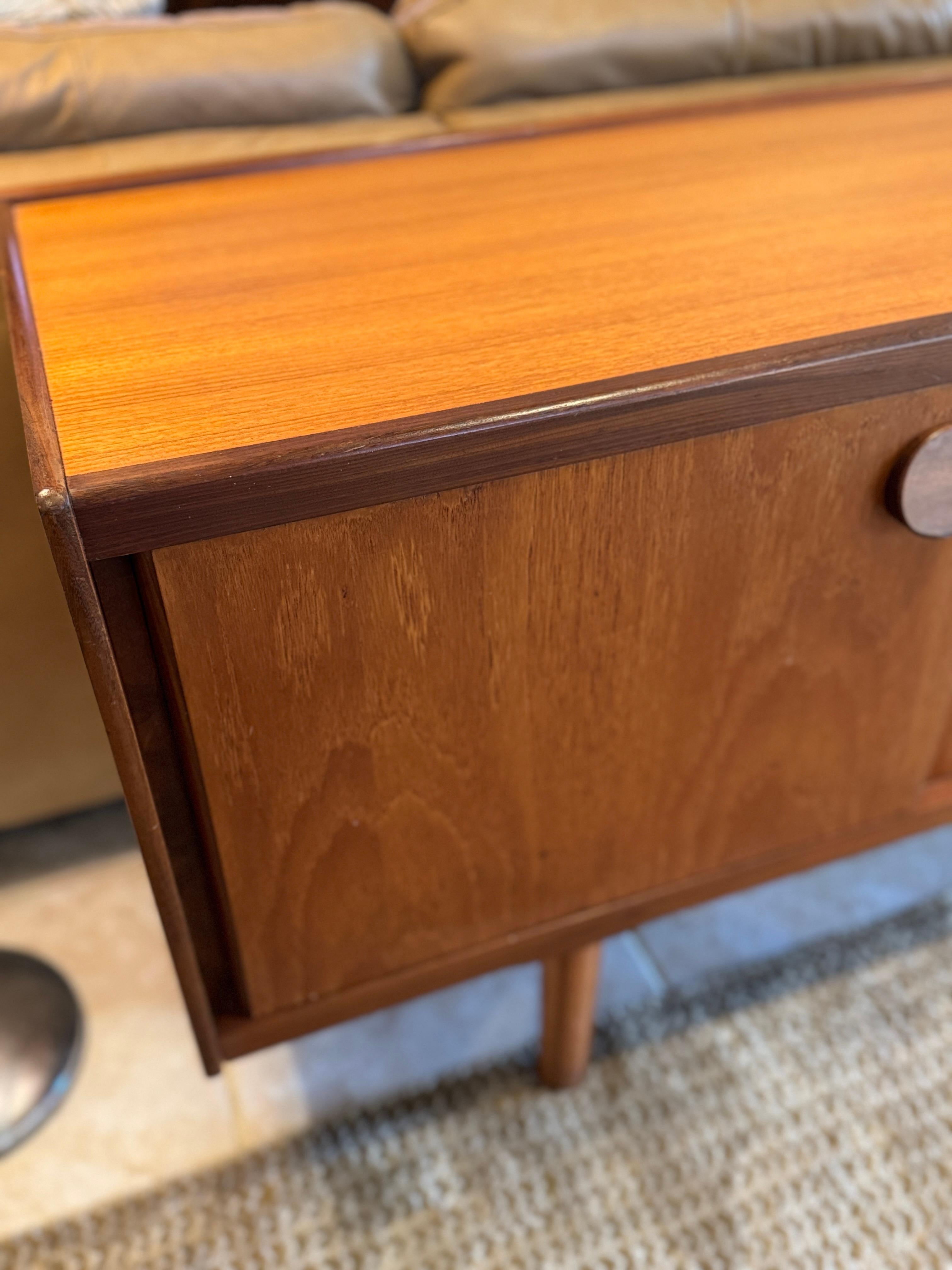 Una credenza in teak di metà secolo, circa 1960, dal design accattivante In condizioni buone in vendita a Houston, TX