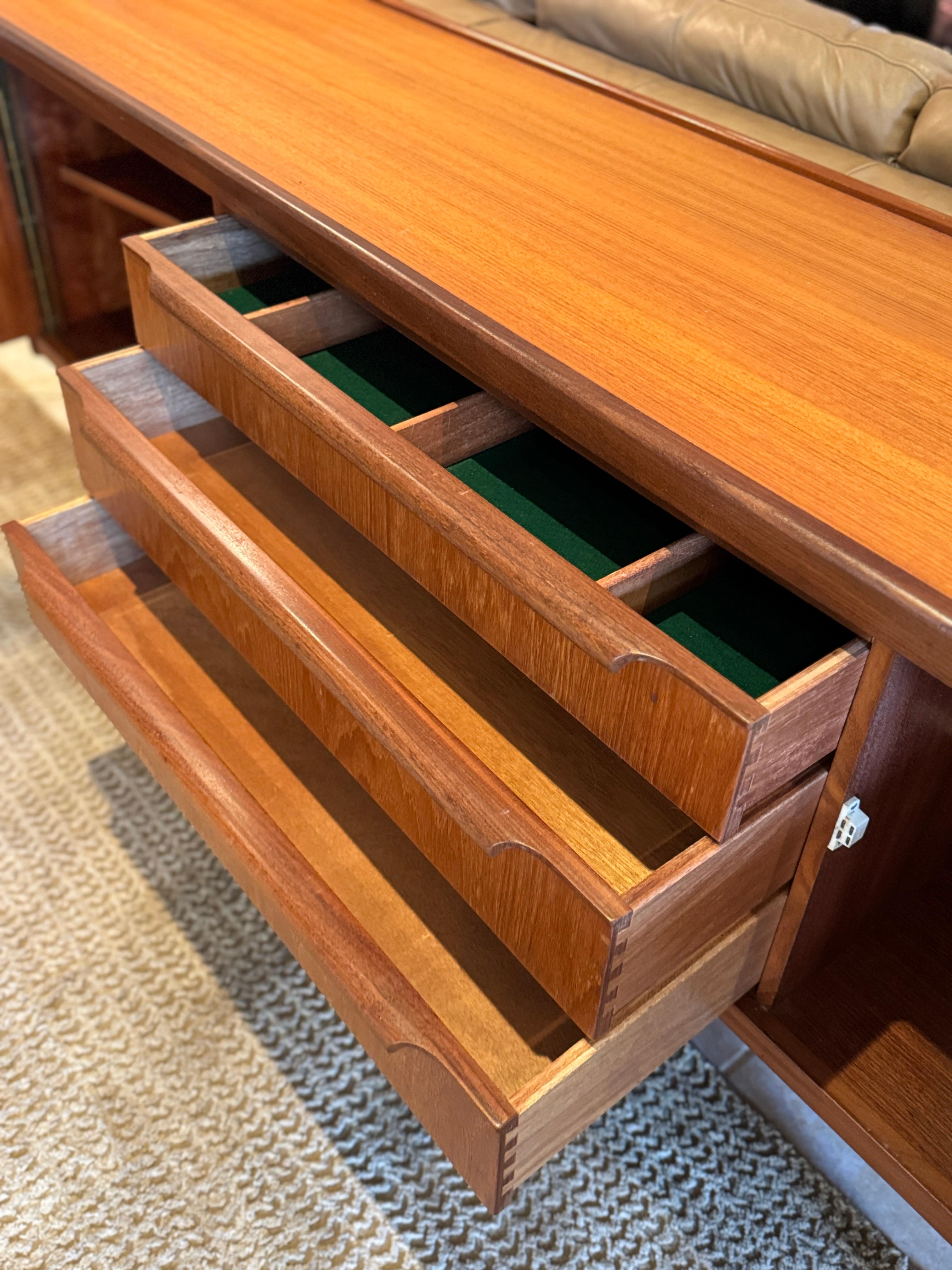 Metà XX secolo Una credenza in teak di metà secolo, circa 1960, dal design accattivante in vendita