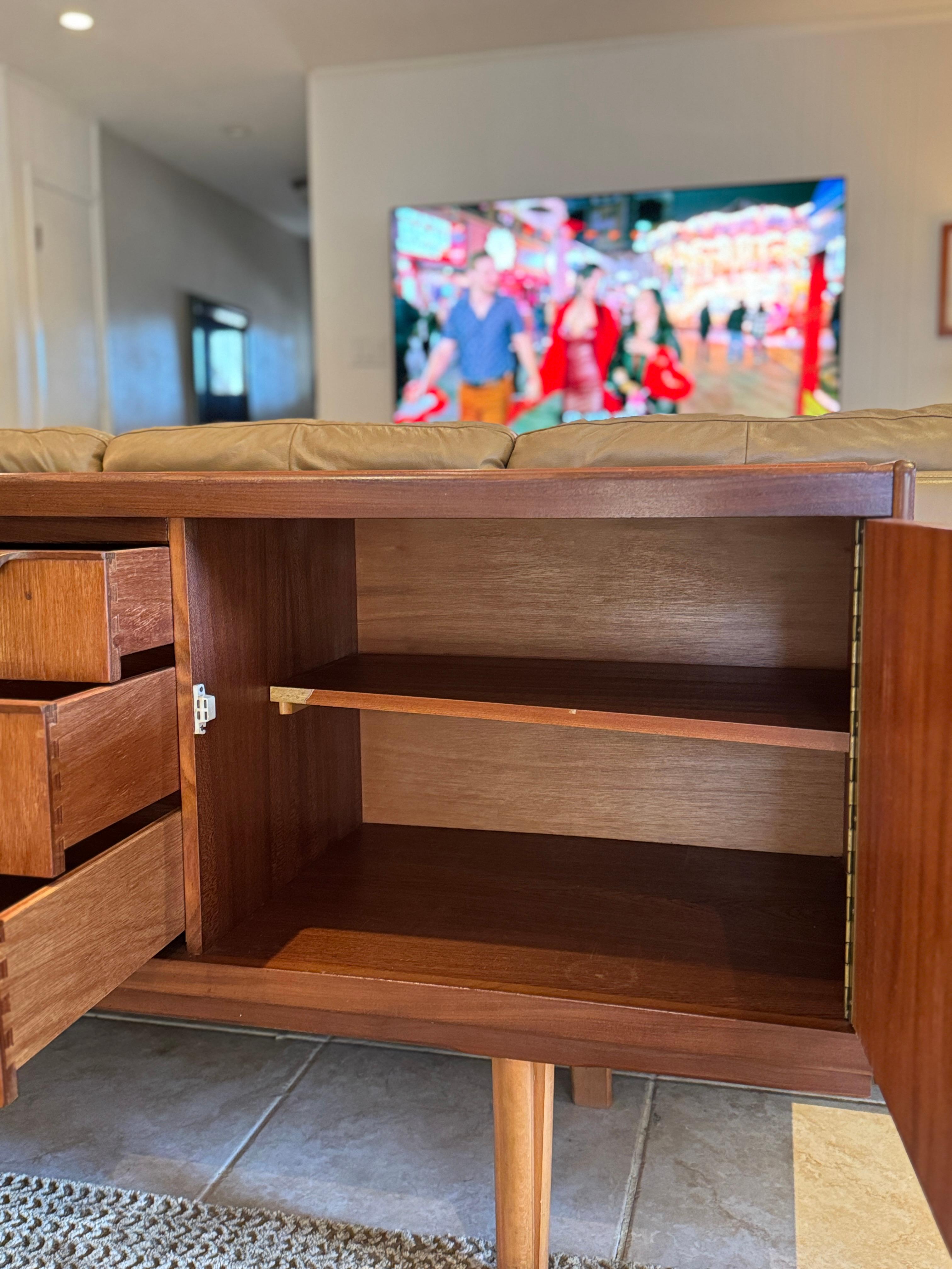 Teak Una credenza in teak di metà secolo, circa 1960, dal design accattivante in vendita