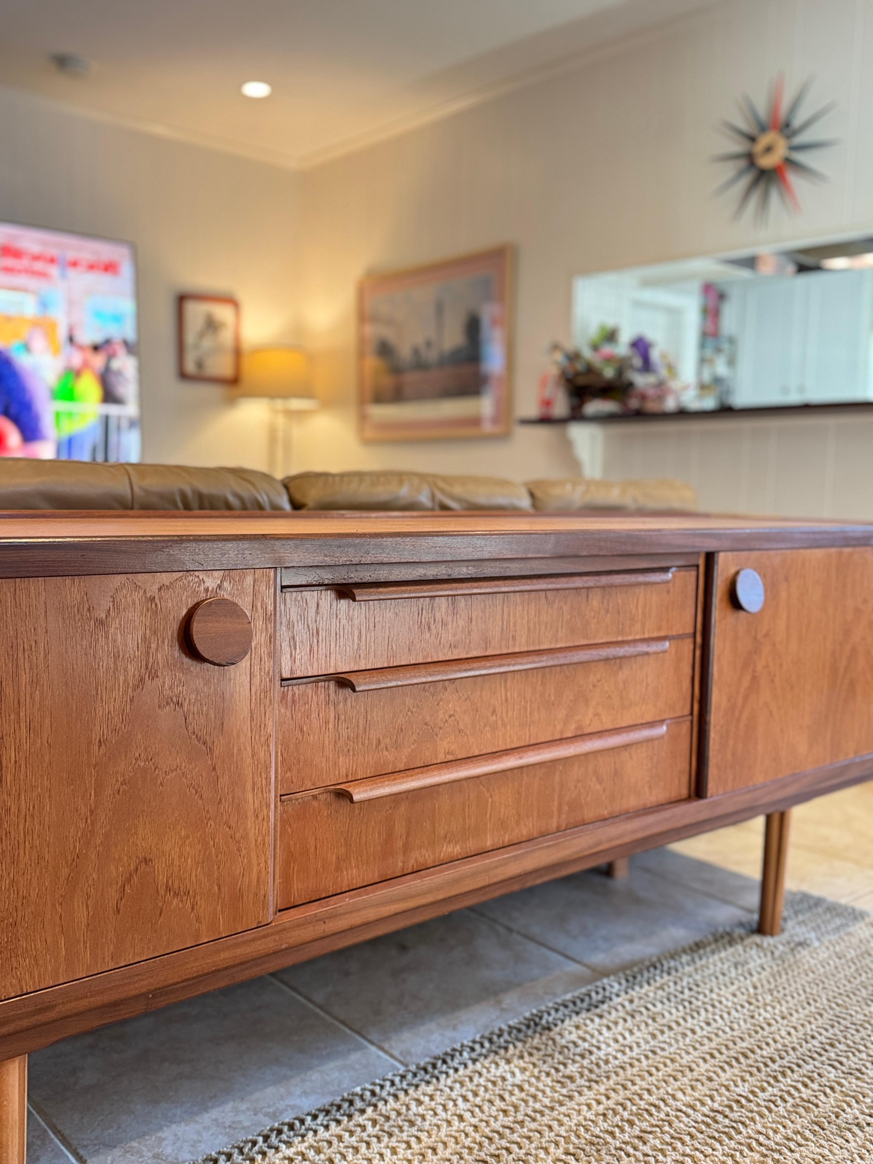 Una credenza in teak di metà secolo, circa 1960, dal design accattivante in vendita 1