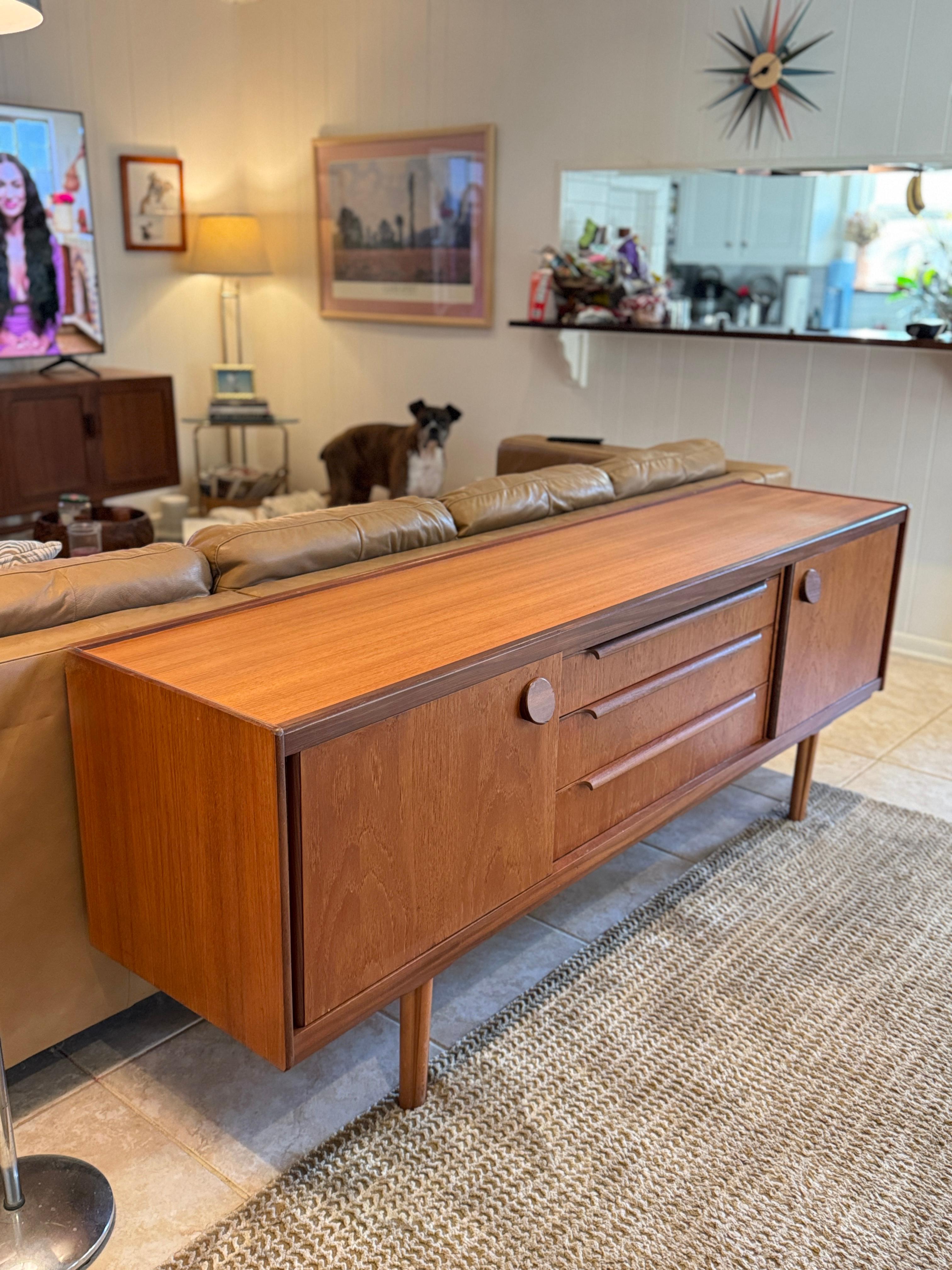 Una credenza in teak di metà secolo, circa 1960, dal design accattivante in vendita 2