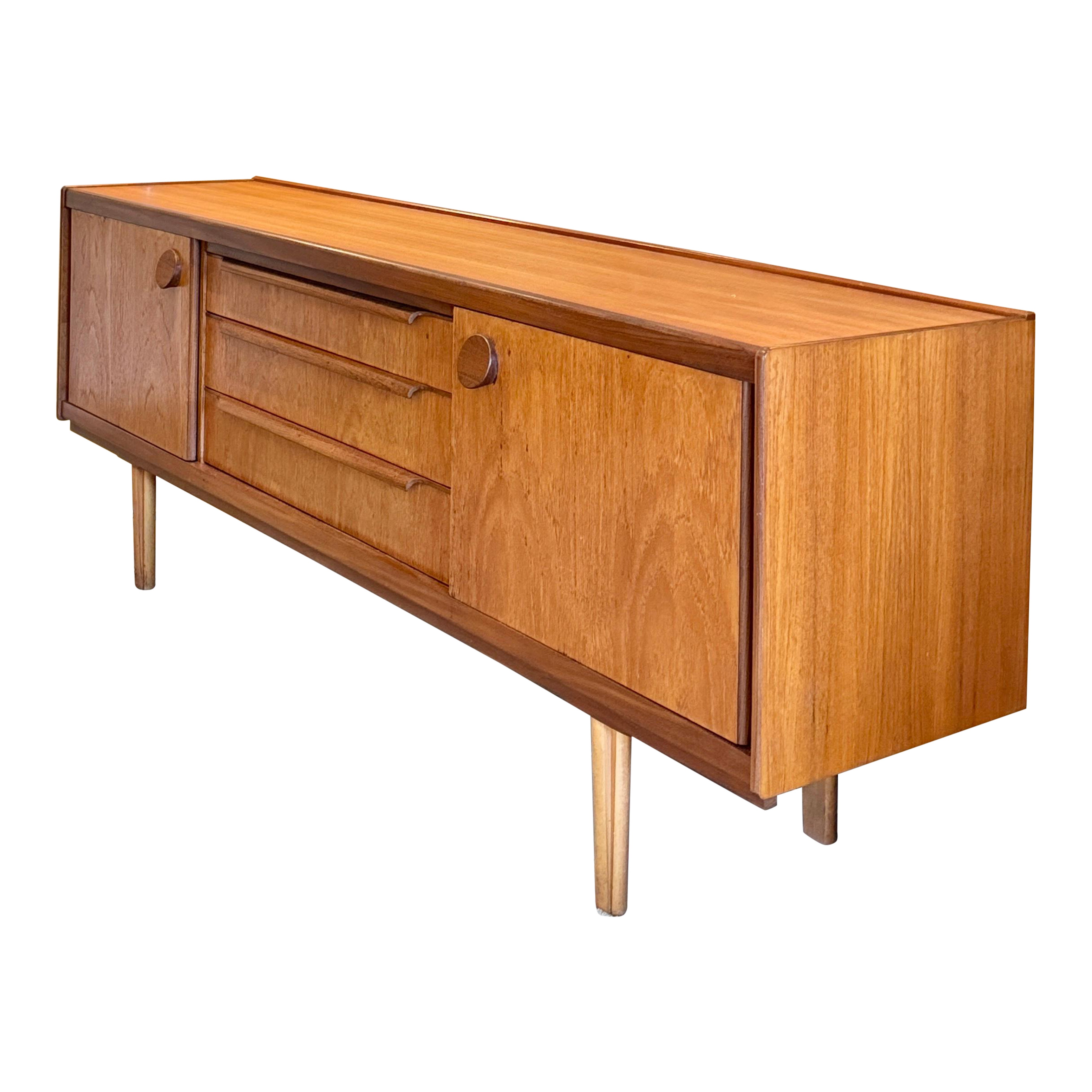 Una credenza in teak di metà secolo, circa 1960, dal design accattivante in vendita