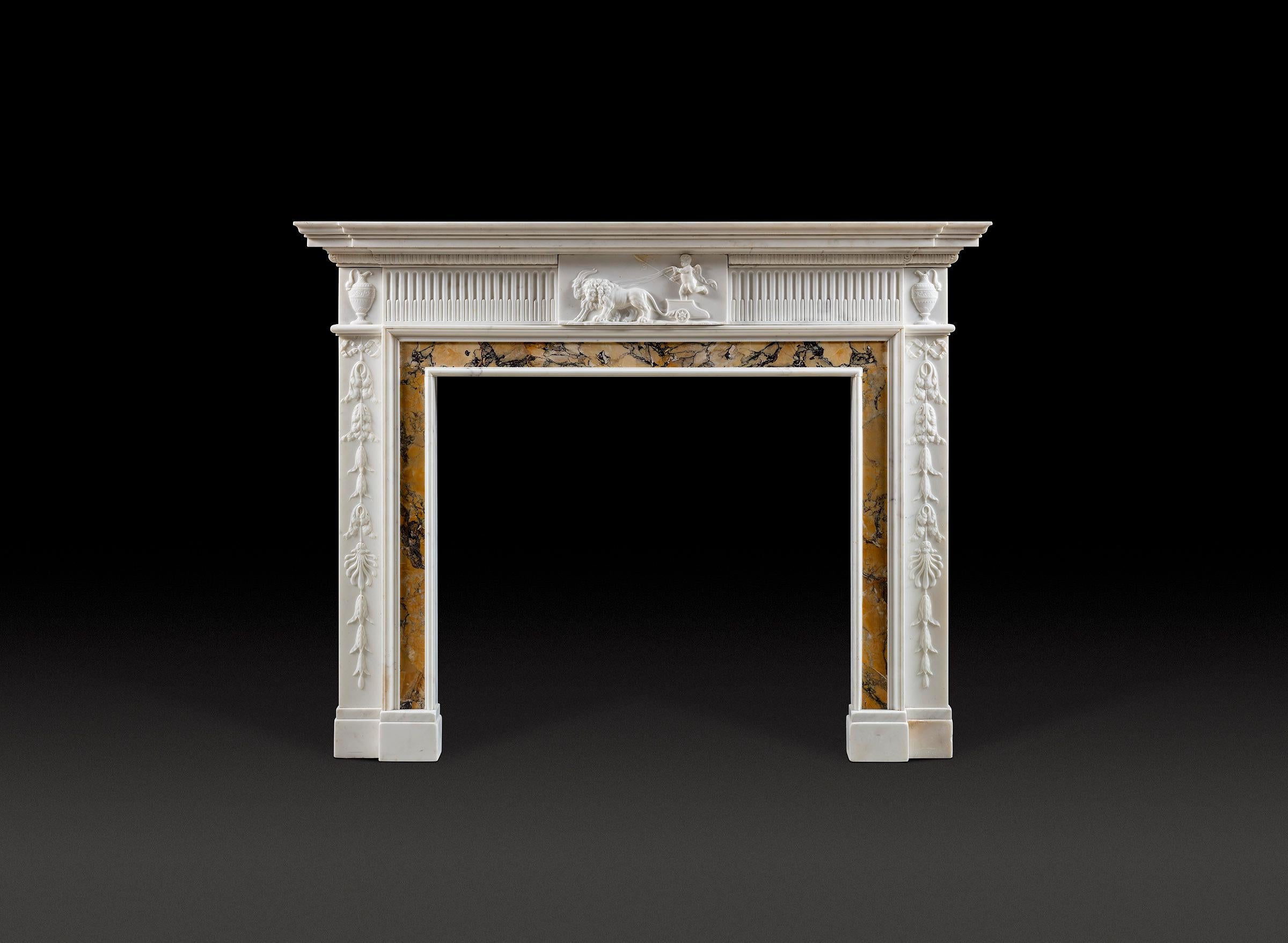 Cheminée néoclassique de la fin du XVIIIe siècle magnifiquement exécutée en marbres de Sienne statuaires et conventuels.

La tablette centrale représente un putto exceptionnellement bien sculpté conduisant un char tiré par un lion et un bélier,
