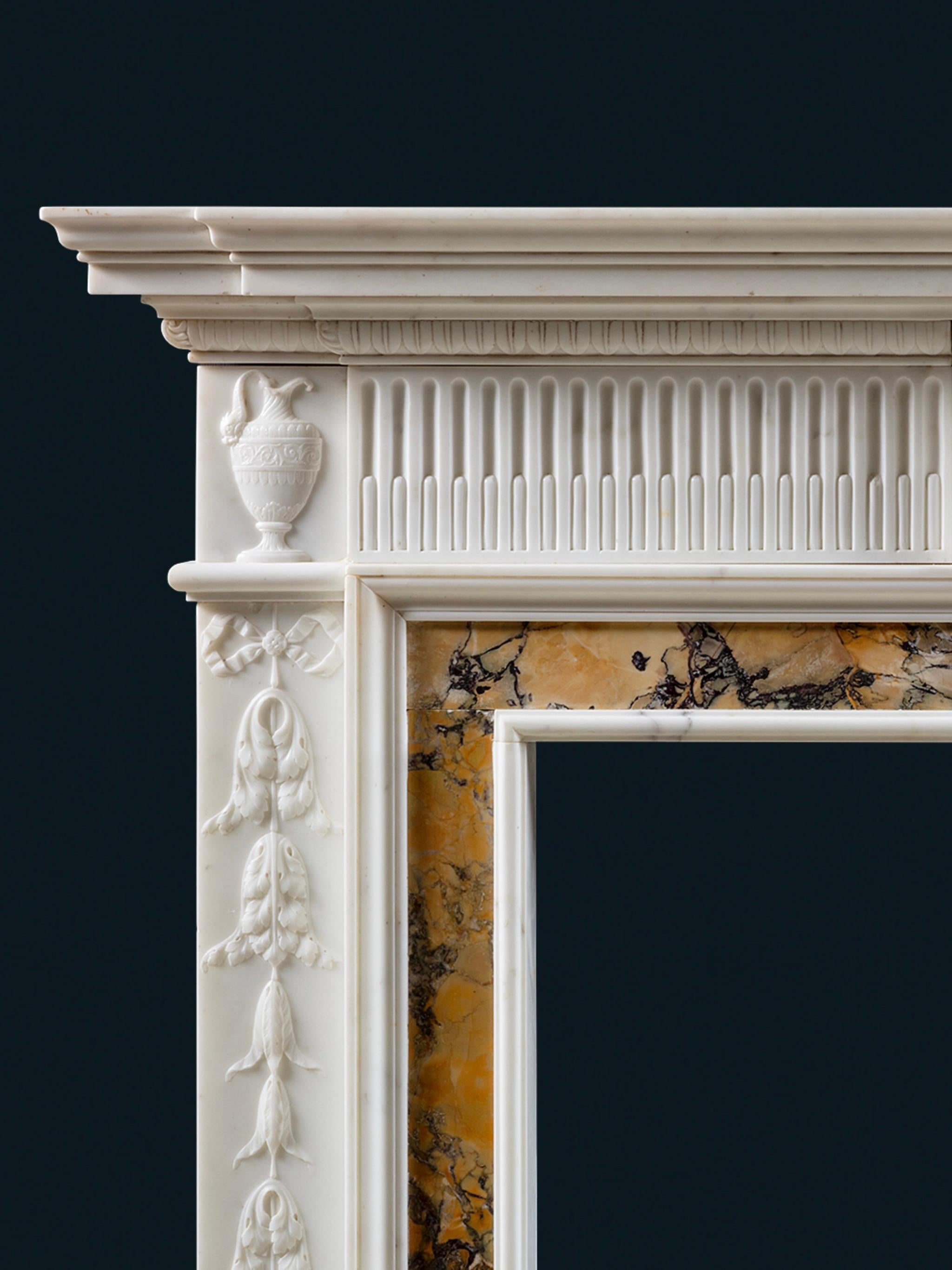 Sculpté Cheminée néoclassique magnifiquement exécutée en marbres statuaires et de Sienne en vente