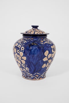 Un hermoso tarro de cerámica portuguesa pintado a mano con ricos tonos azules.
