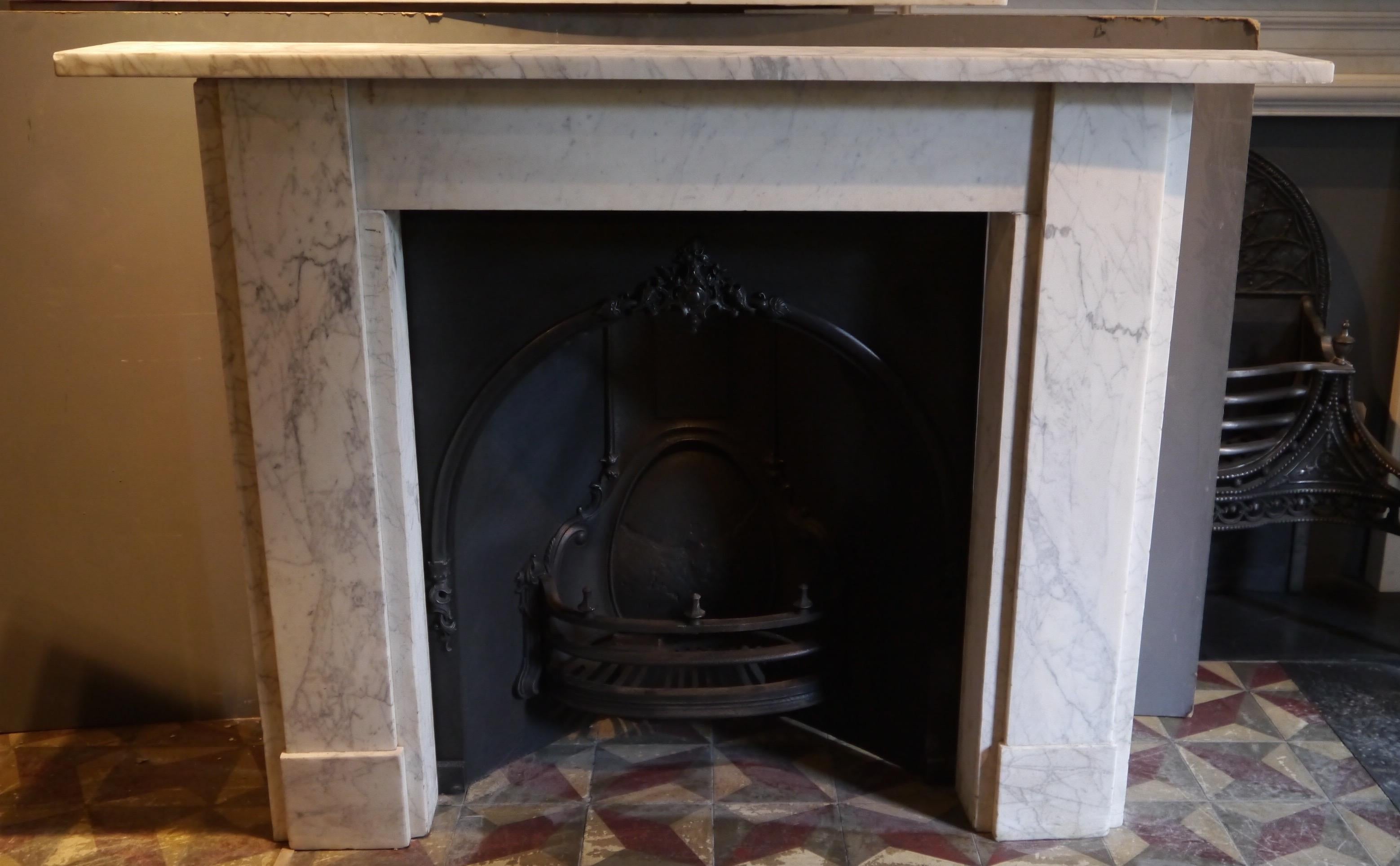 Beautifully Veined Georgian Carrara Marble Fireplace Mantel Piece In Good Condition For Sale In London, GB