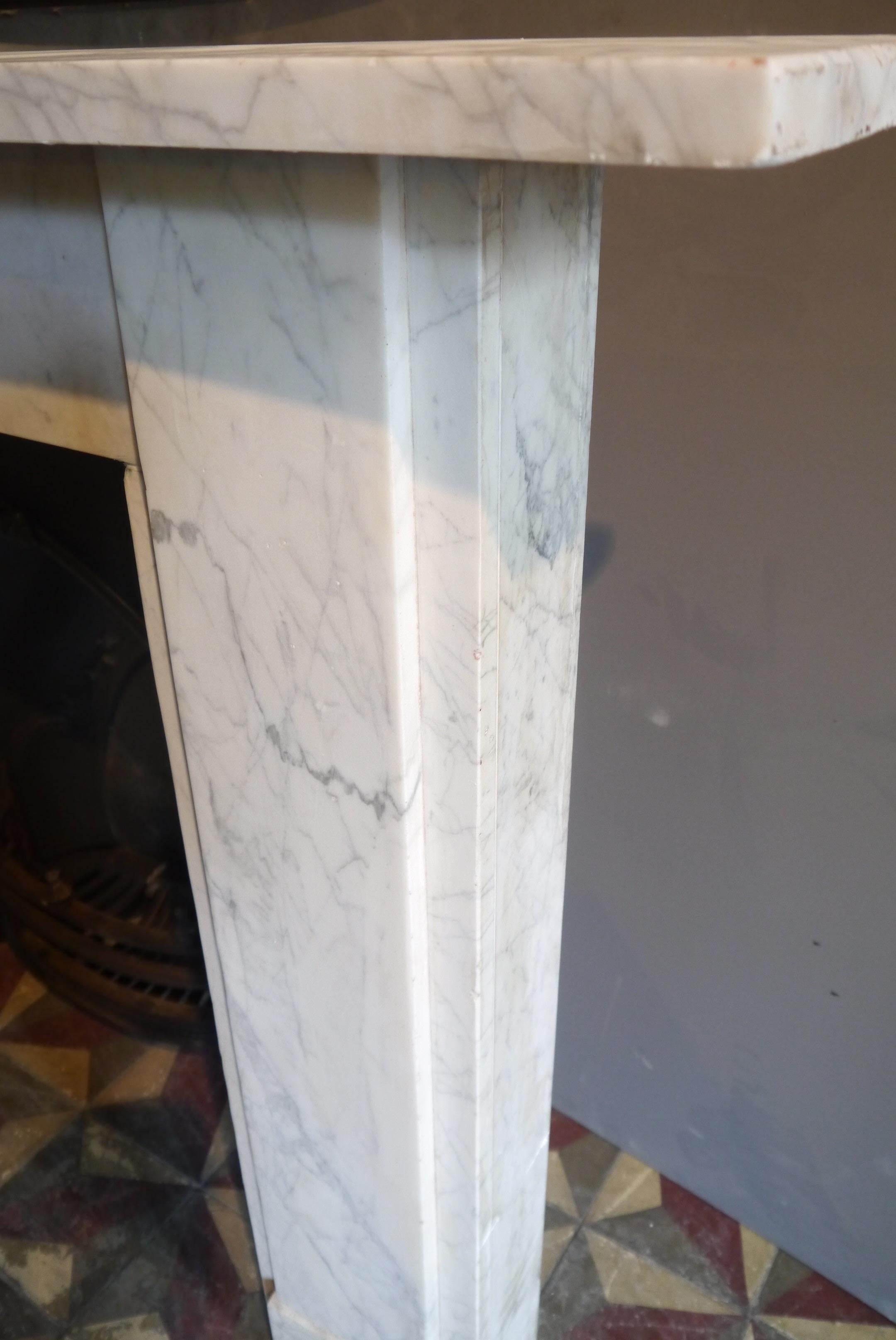 Beautifully Veined Georgian Carrara Marble Fireplace Mantel Piece For Sale 1