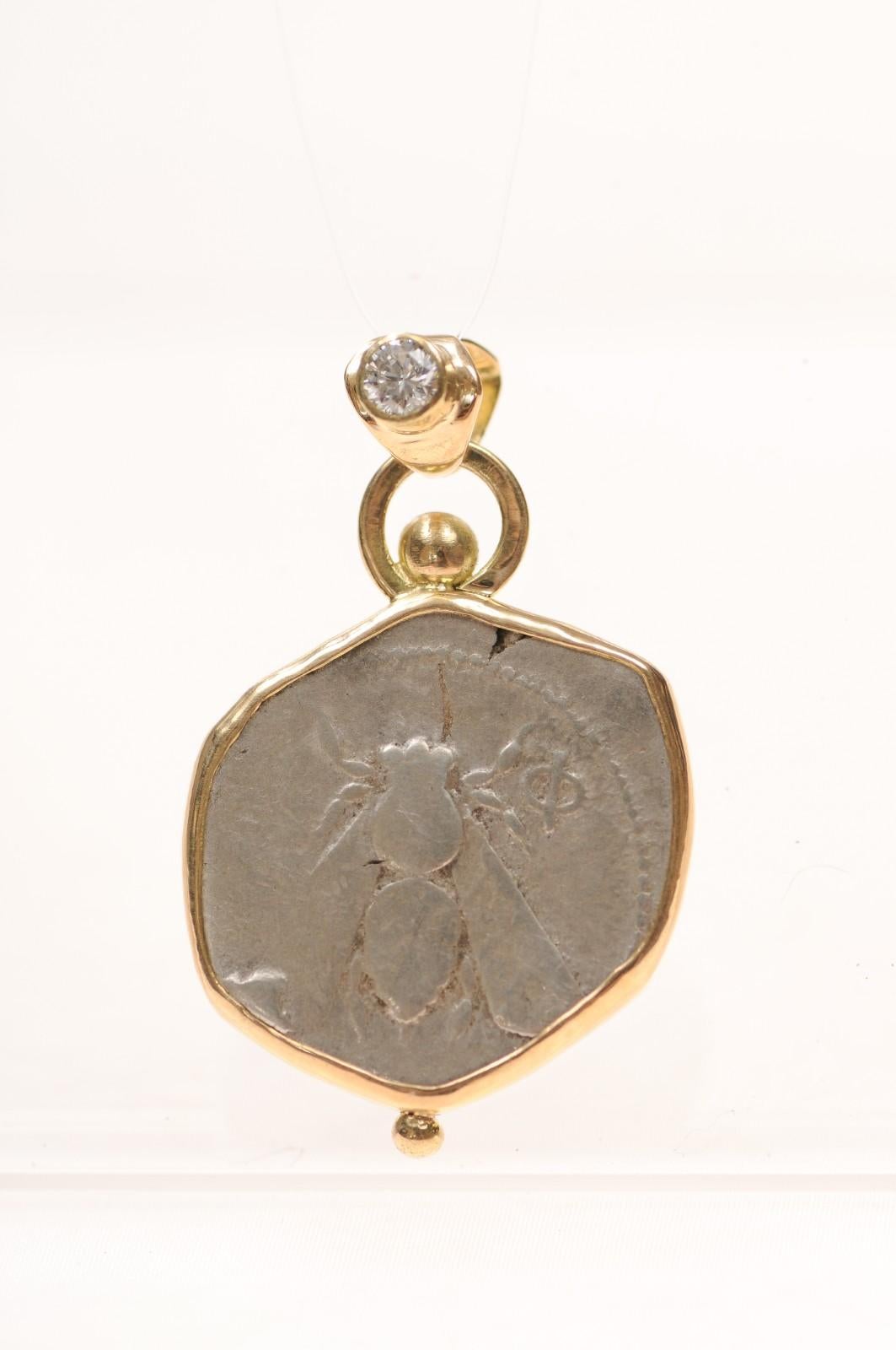 Greco classico Ciondolo con ape e diamante [moneta] in oro 18 carati (solo il ciondolo) in vendita