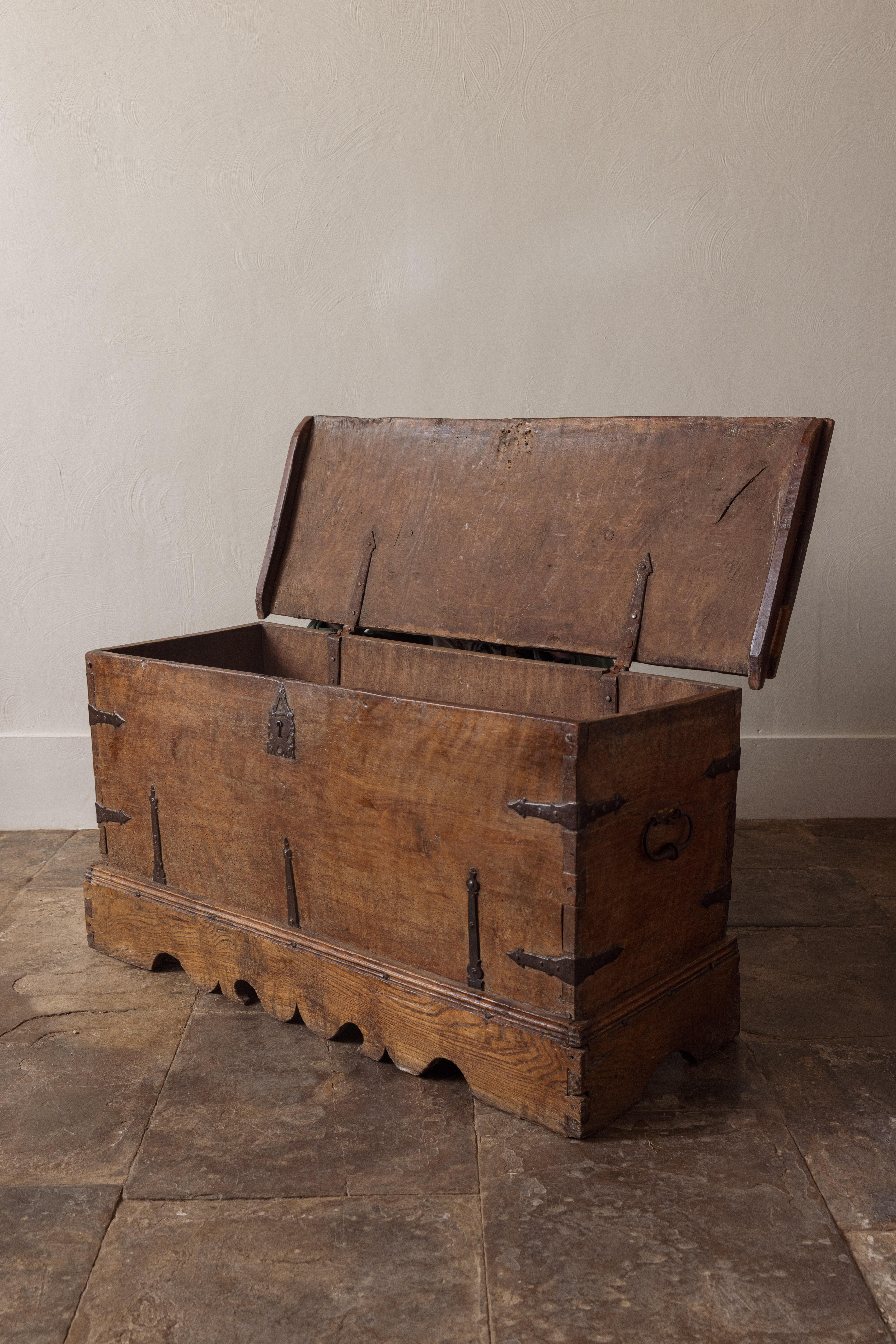 Un ottimo esempio di forziere in faggio, con scudo e cerniere originali. La patina calda e ricca è indicativa della sua età e del suo utilizzo a lungo termine.  La cassapanca presenta cerniere a cinghia in ferro forgiato a mano e una piastra di