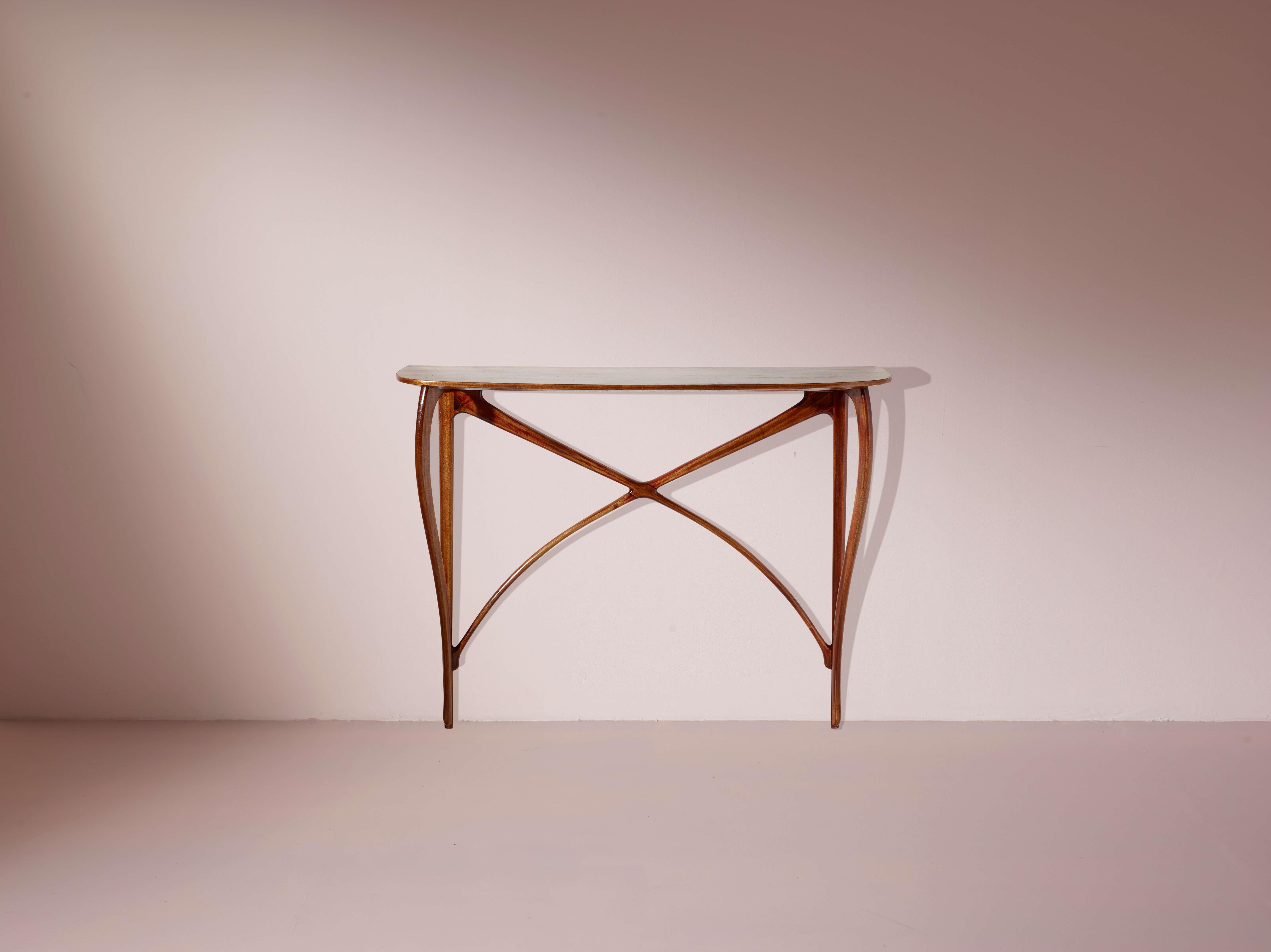 Anmutiger Wandkonsolentisch aus Buchenholz mit abgerundeter Platte, italienische Handwerkskunst, 1950er Jahre.

Elegant und leicht wie ein an der Wand hängendes Gemälde oder eine luftige organische Skulptur verkörpert diese Konsole einen