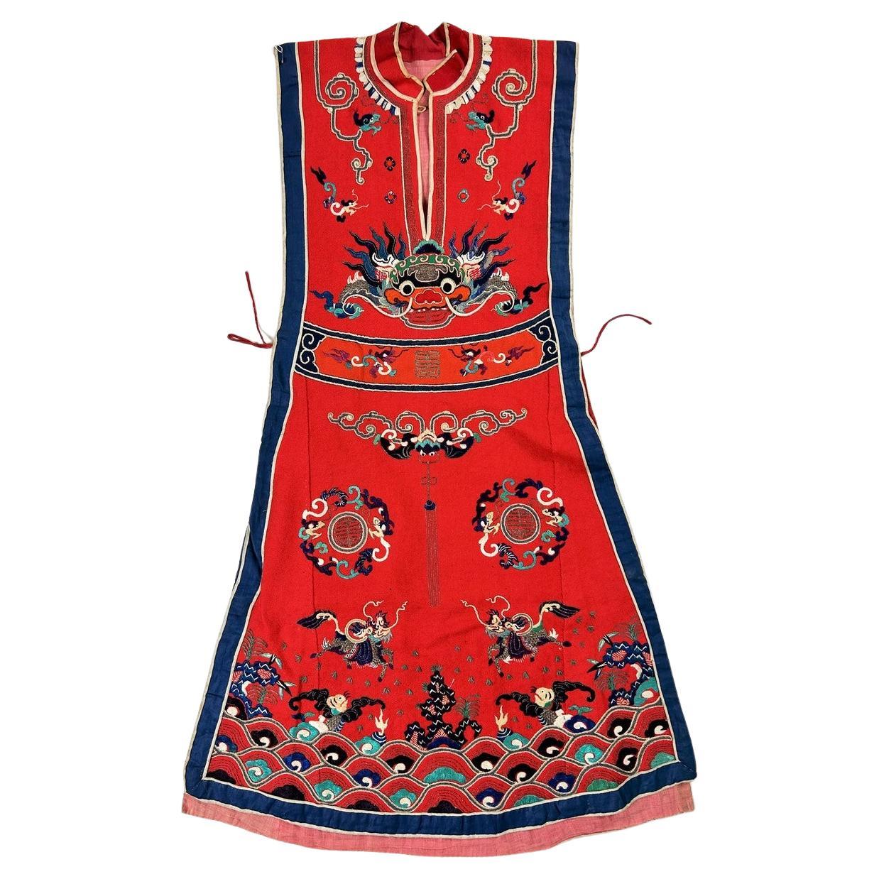 Chasuble d'opéra de Pékin brodée sur sergé de laine rouge - Chine Circa 1920 en vente