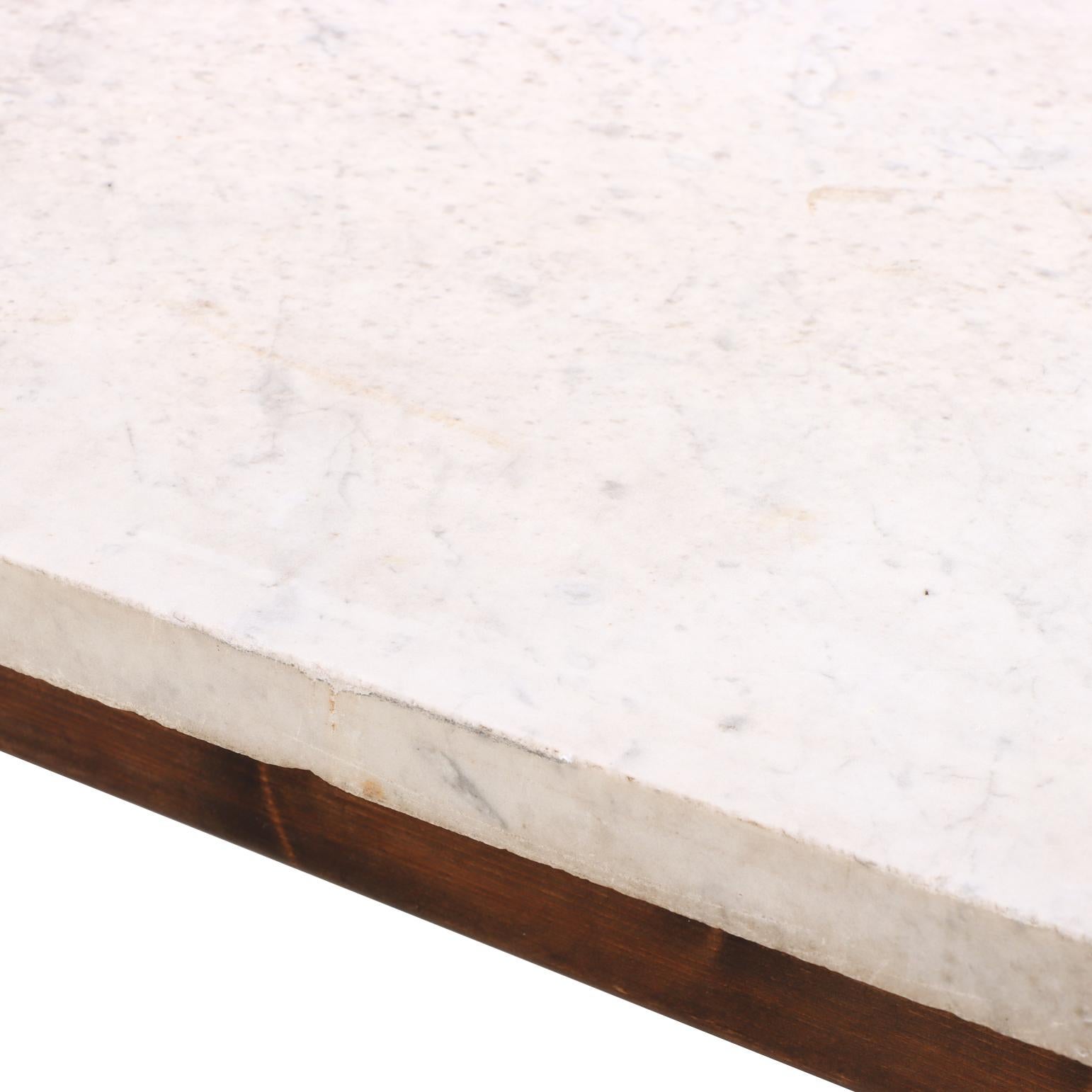 Mesa de pino belga con tablero de mármol blanco, c. 1900. Belga en venta