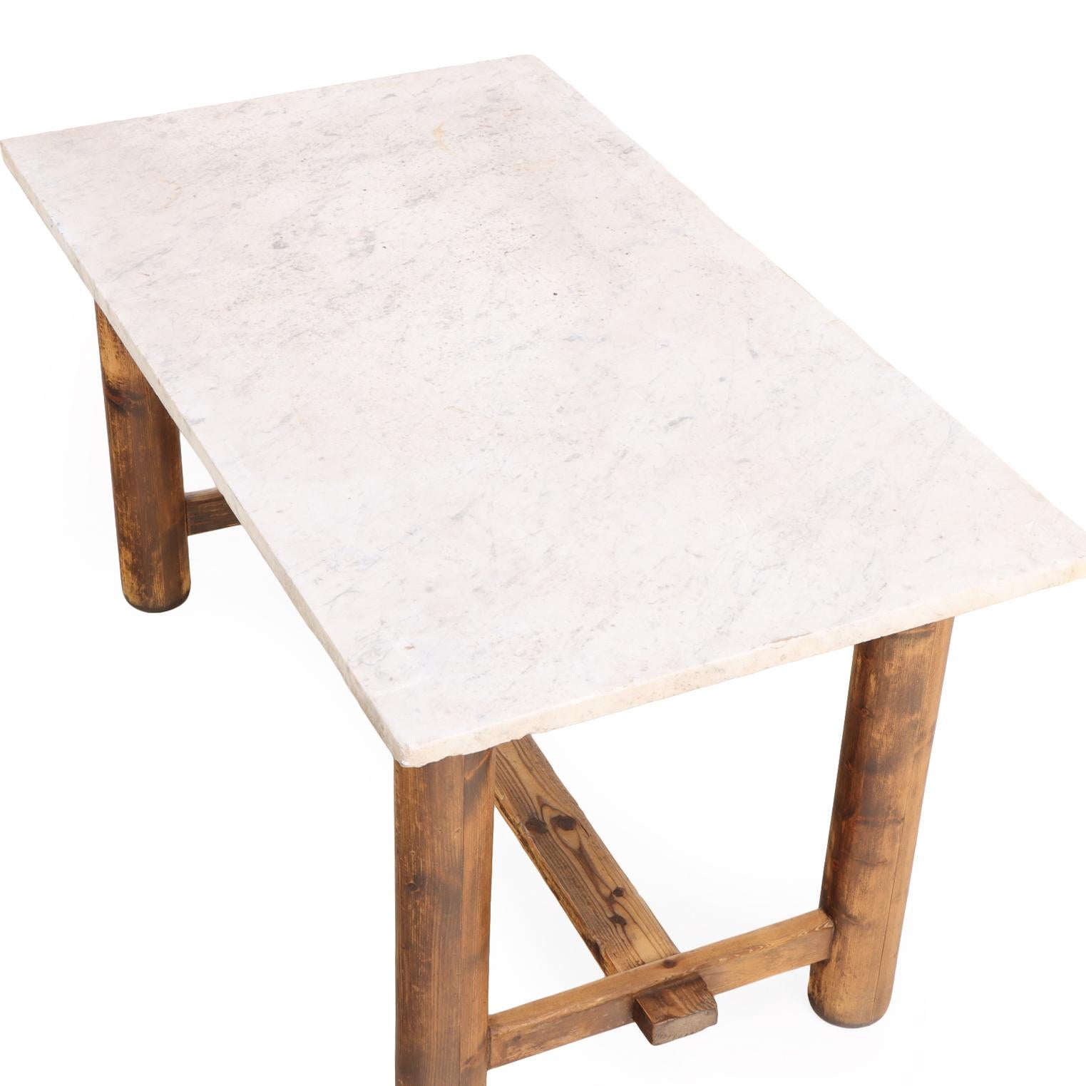 Mesa de pino belga con tablero de mármol blanco, c. 1900. siglo XX en venta