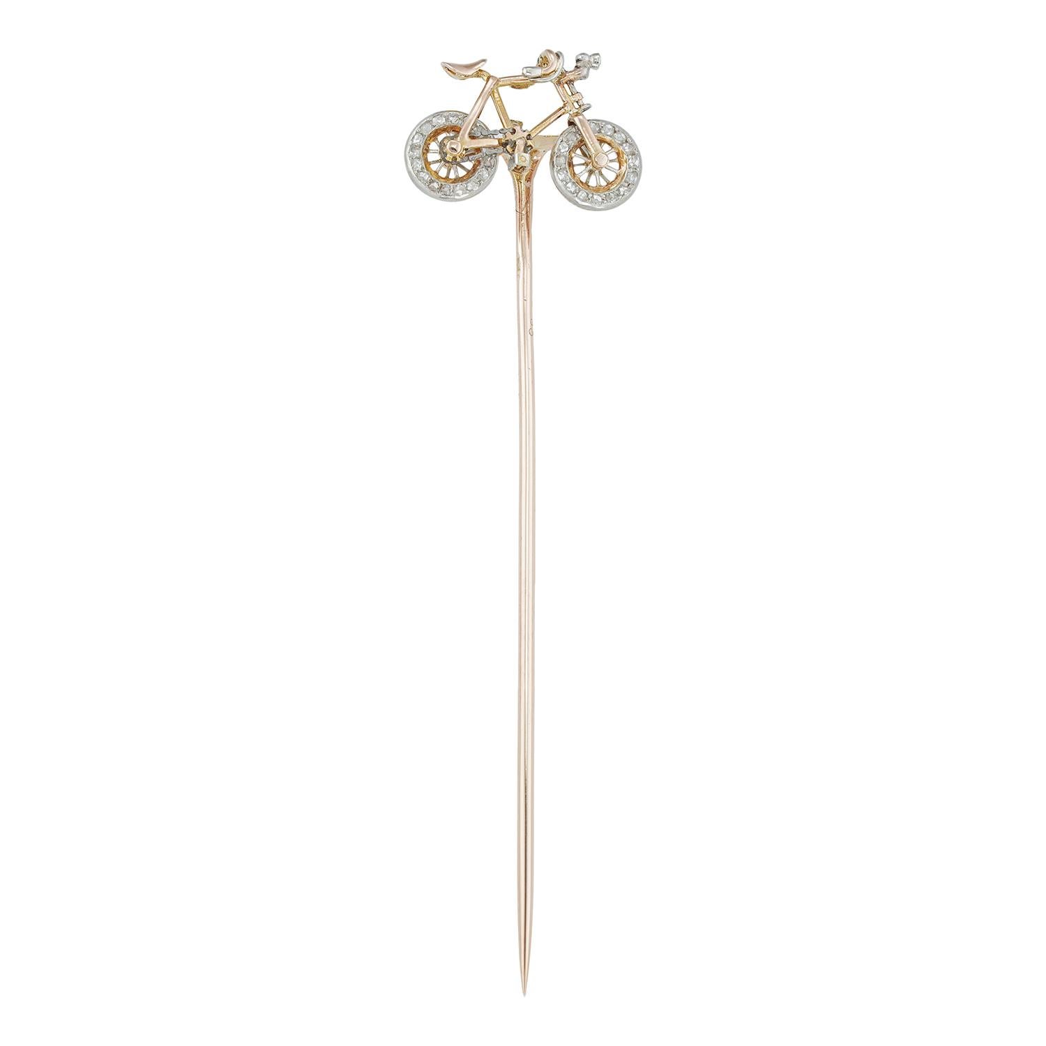 Spillone da bicicletta della Belle Epoque, a forma di bicicletta, con ruote girevoli incastonate di diamanti taglio rosa, il tutto montato in argento e oro con spilla d'oro, con marchio French Belle Epoque a testa d'aquila, circa 1900, la parte