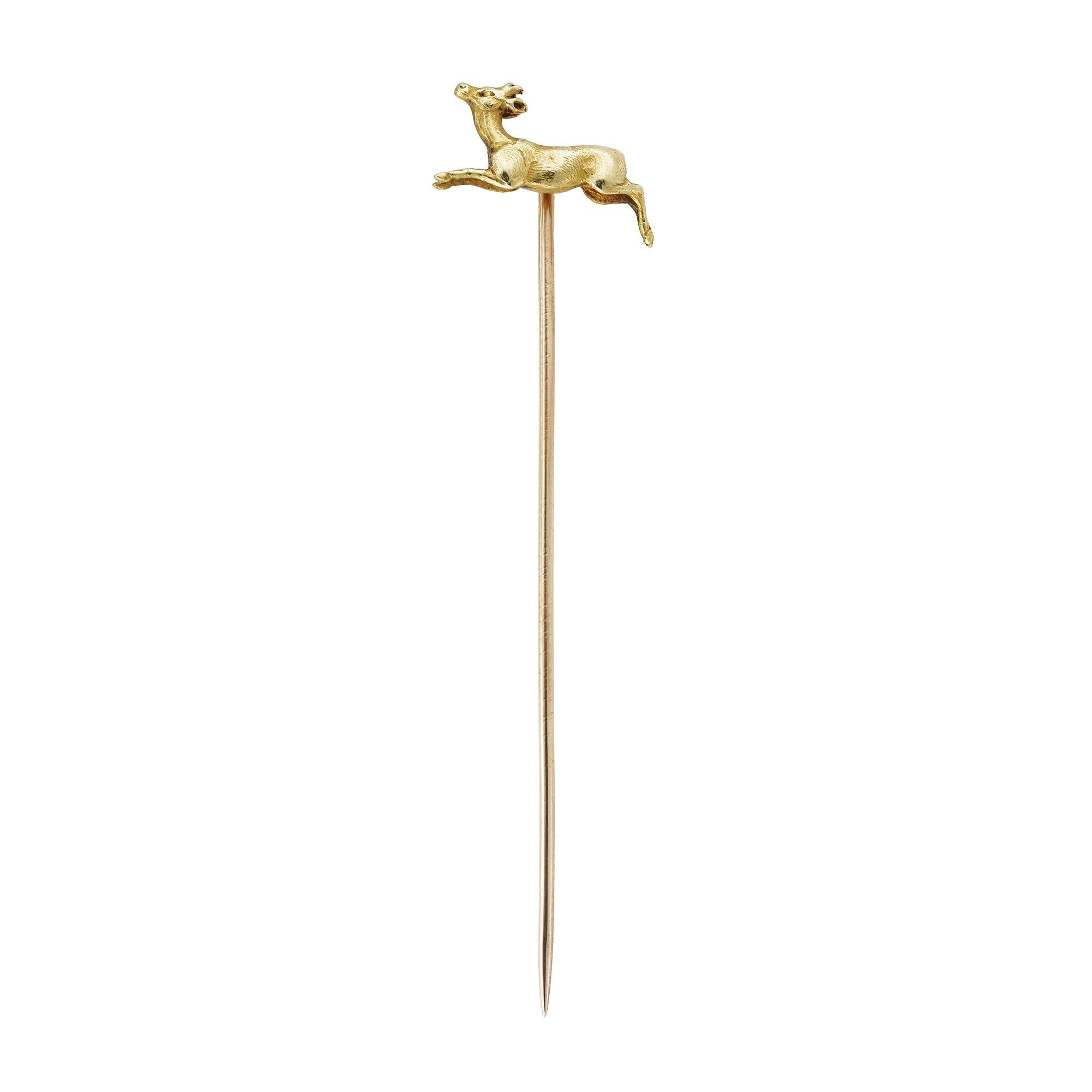 Eine goldene Bocksnadel der Belle Époque, der realistisch geschnitzte Bock ist an einer goldenen Nadel befestigt, mit goldener Adlermarke und undeutlicher Herstellermarke, um 1900, die Ricke misst etwa 1,7 x 1,2 cm, die Nadel ist 6,3 cm lang,