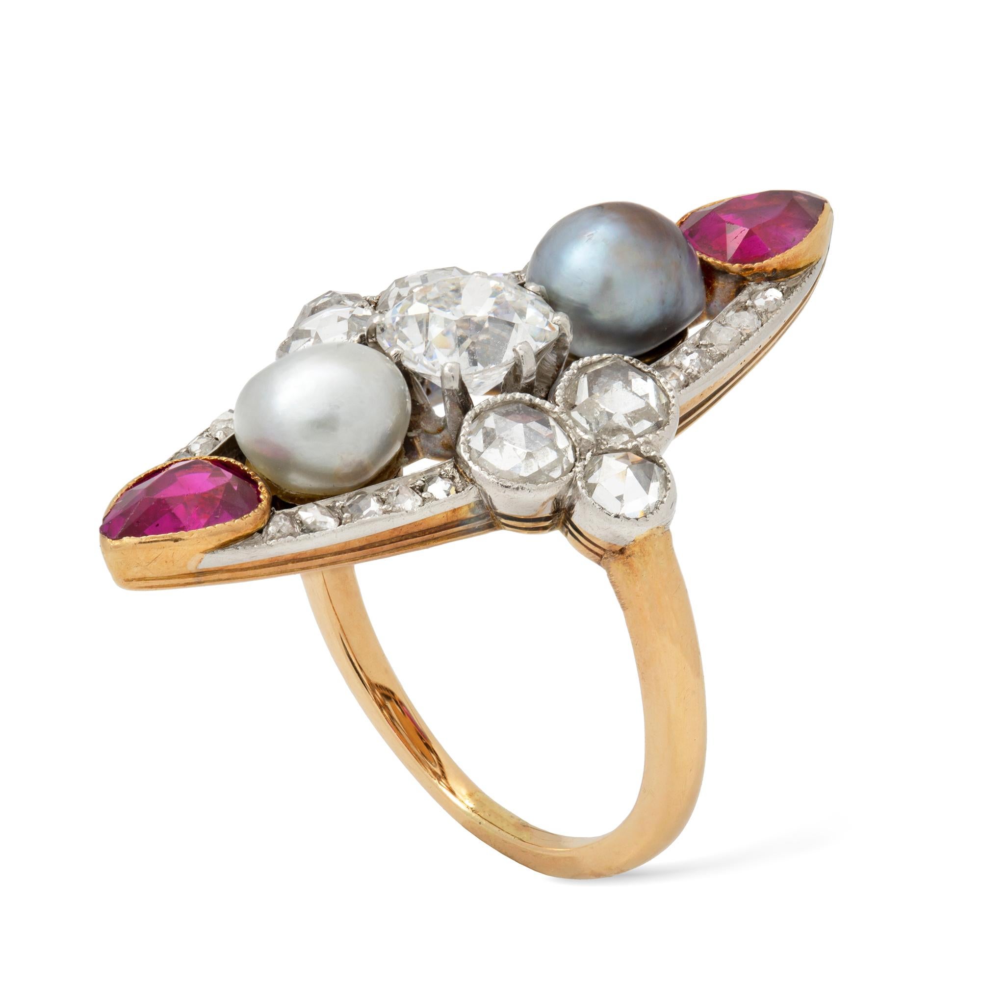 Ein Belle-Epoque-Ring mit Perlen, Rubinen und Diamanten in Form einer Navette, der alte Diamant im Kissenschliff mit einem geschätzten Gewicht von 0,8 Karat ist vertikal zwischen einer weißen und einer grauen Perle gefasst, begleitet von einem