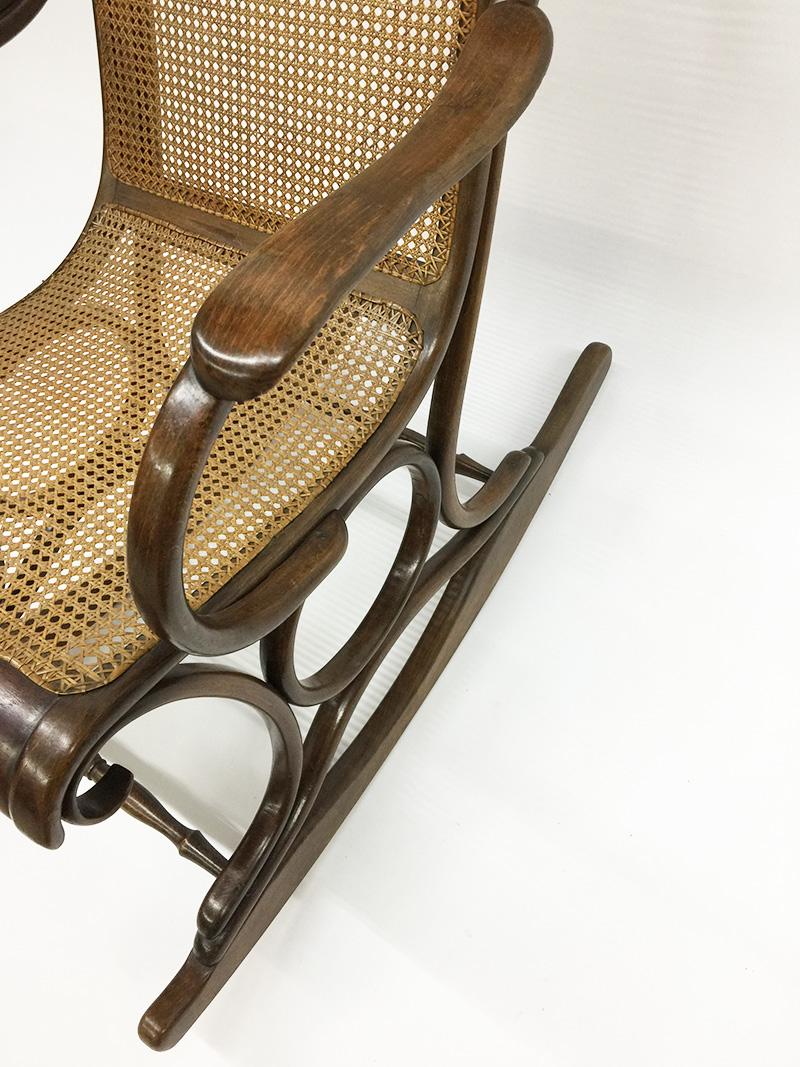 Chaise à bascule en hêtre courbé avec assise en rotin, vers 1900 Bon état - En vente à Delft, NL