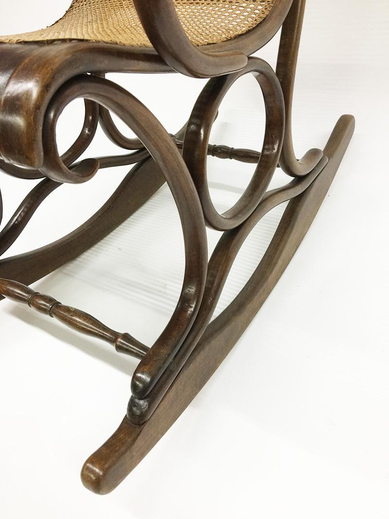 20ième siècle Chaise à bascule en hêtre courbé avec assise en rotin, vers 1900 en vente