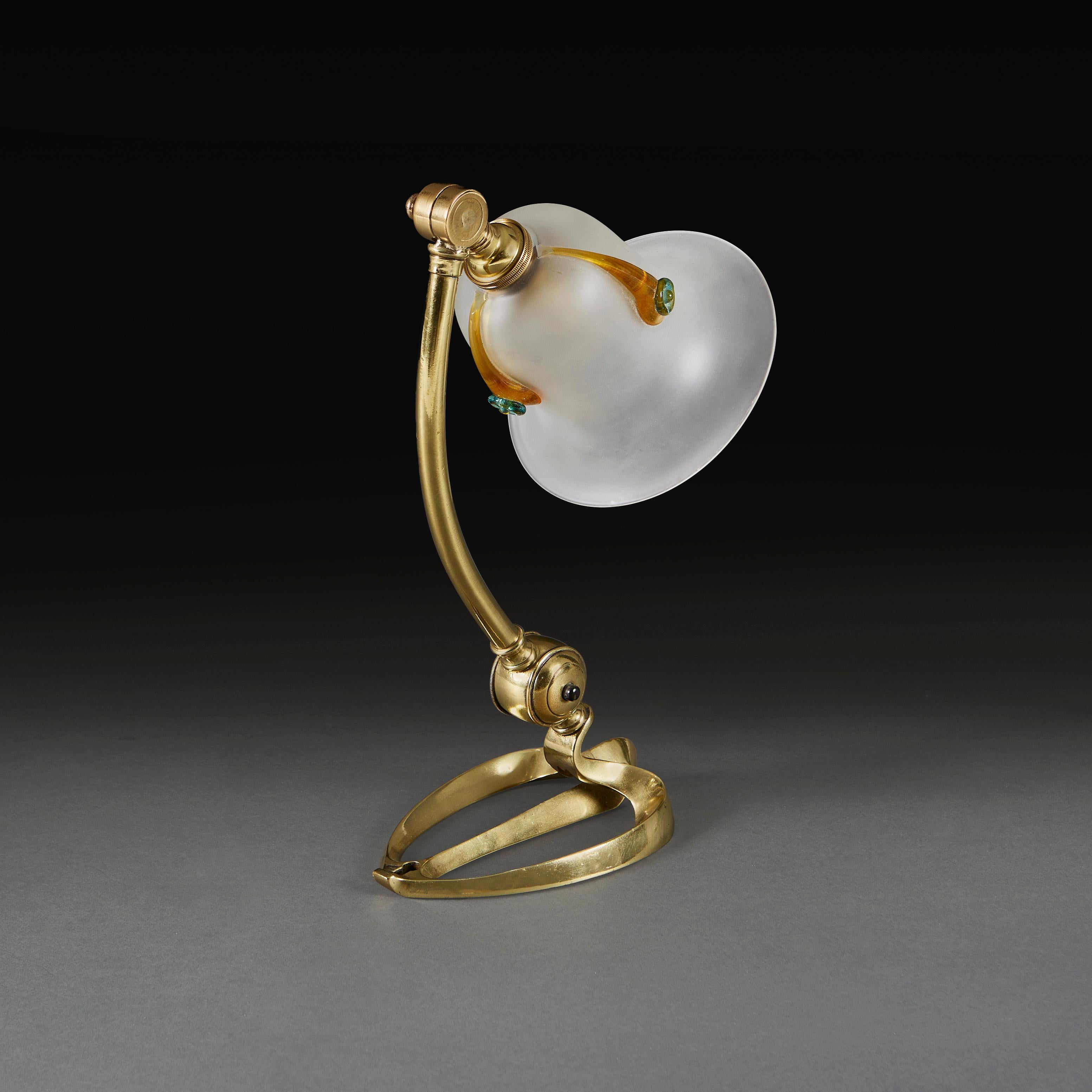 Lámpara de escritorio de latón Benson con pantalla de cristal de Murano Británico en venta