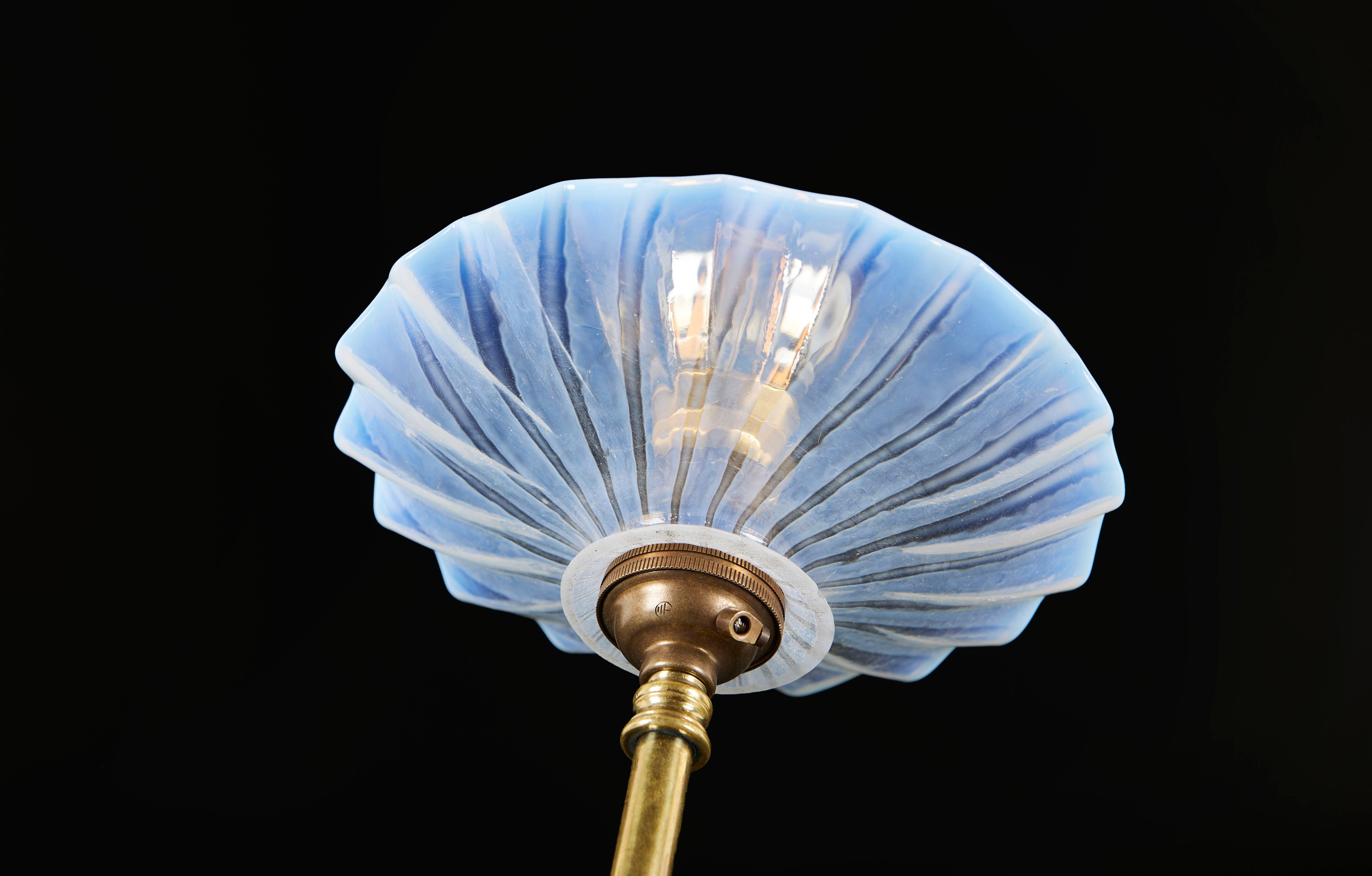 Birmingham, Inglaterra, hacia 1890
Lámpara W.A.S. Benson articulada de latón, con base de trípode sputnik, que conserva su pantalla original de abanico de cristal opalino, para montar en la pared o utilizar sobre un escritorio.

Altura    
