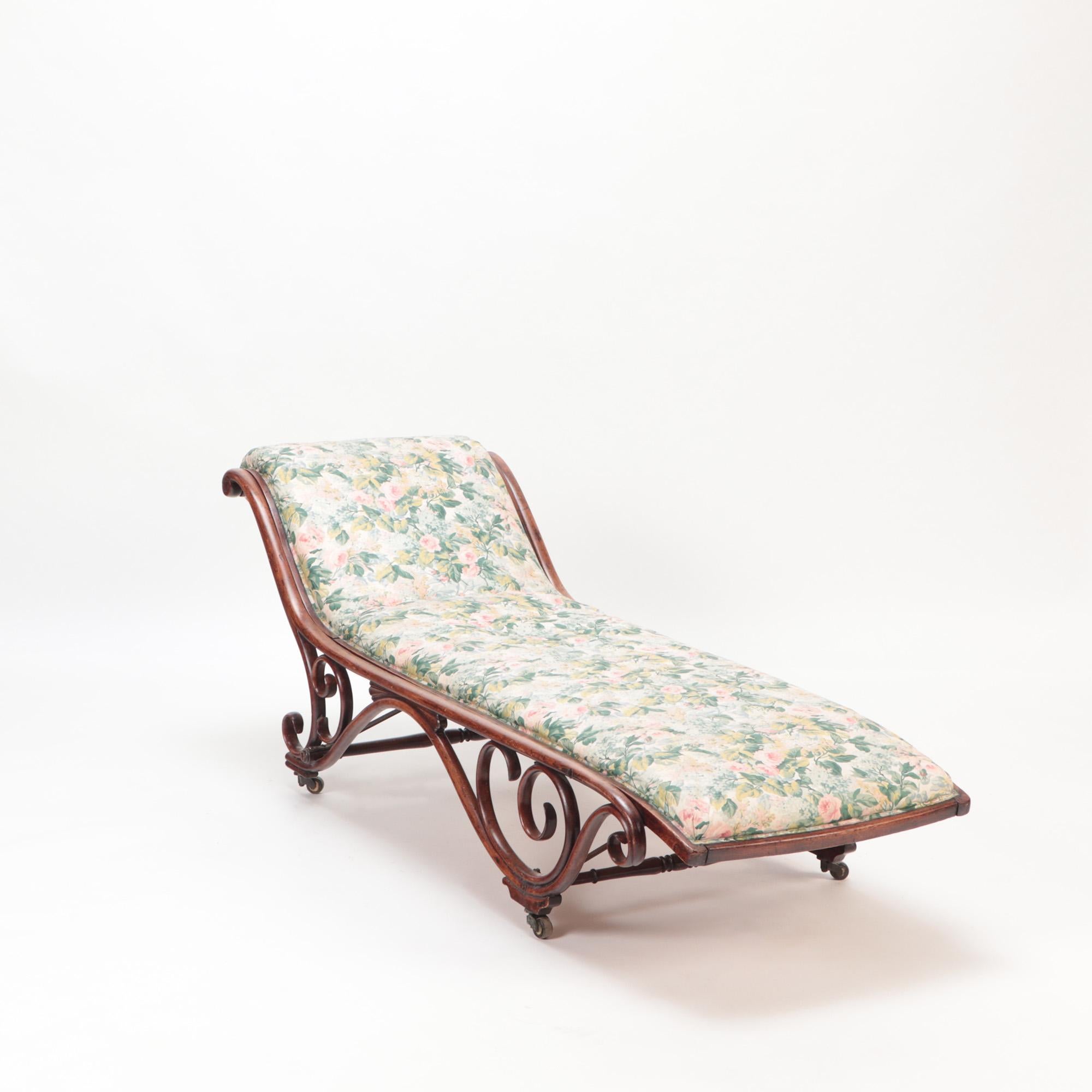 Chaise longue en bois courbé et rembourrée par Thonet vers 1900.
