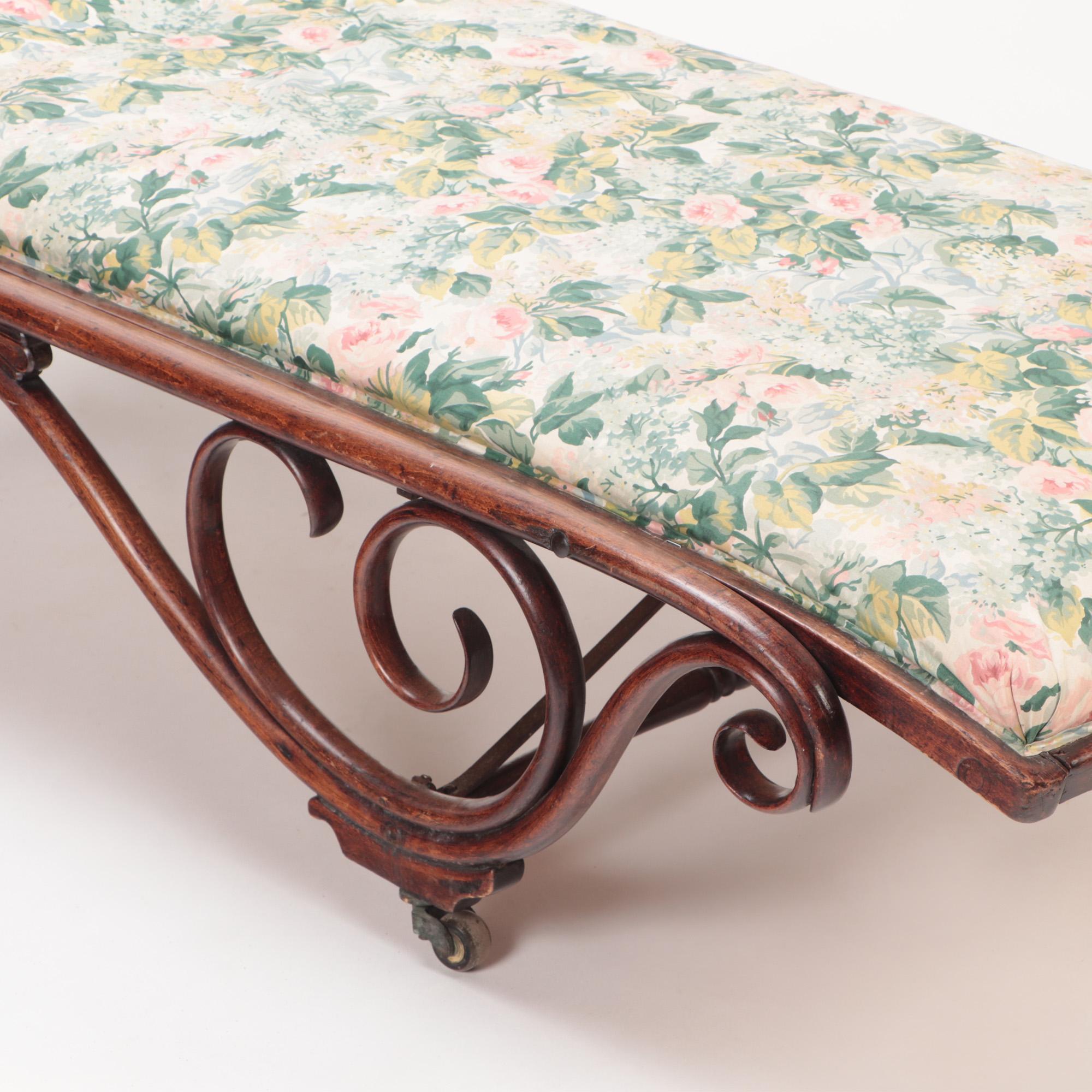 Early 20th Century Bentwood and Upholstered Chaise Lounge by Thonet circa 1900 For Sale