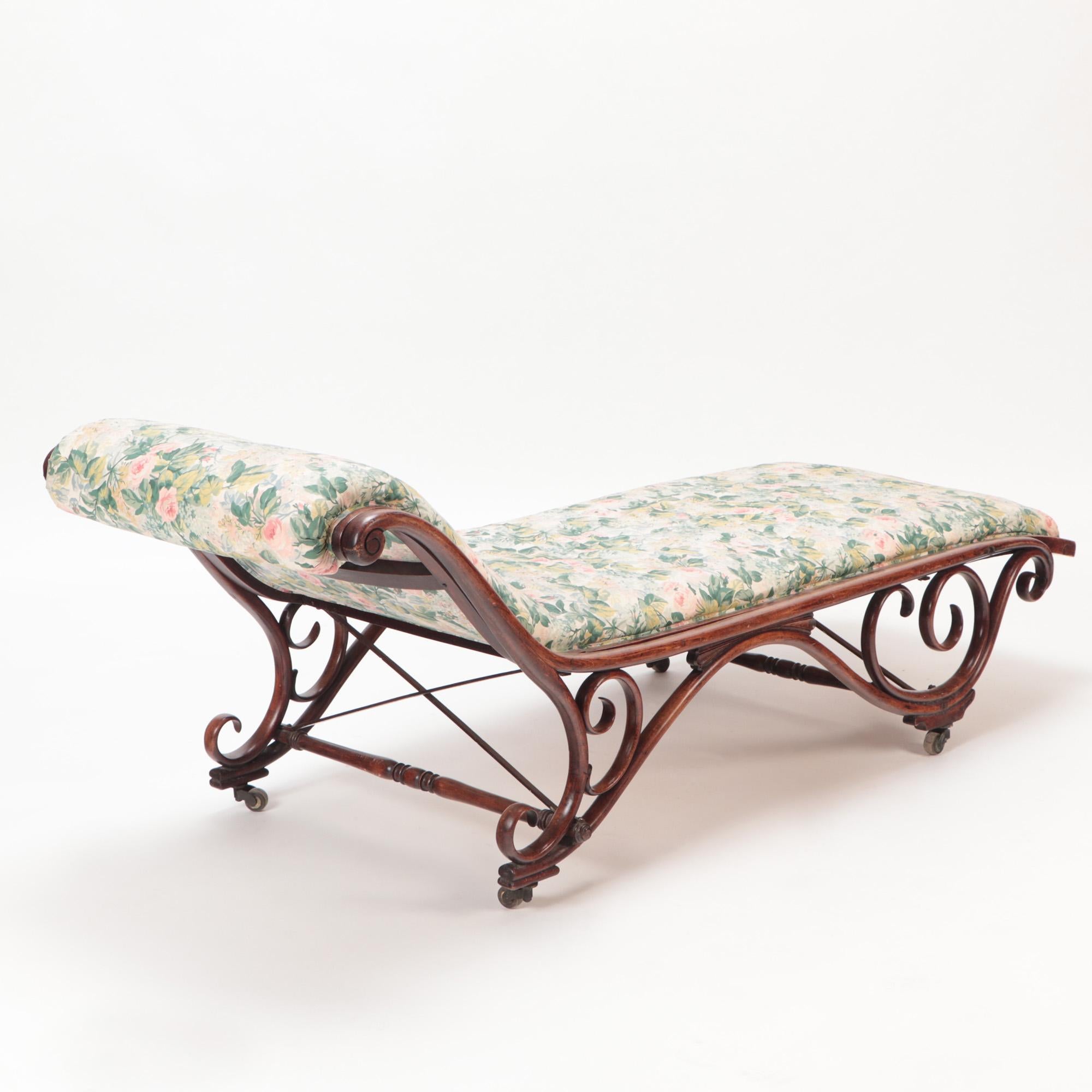 Bentwood and Upholstered Chaise Lounge by Thonet circa 1900 For Sale 1