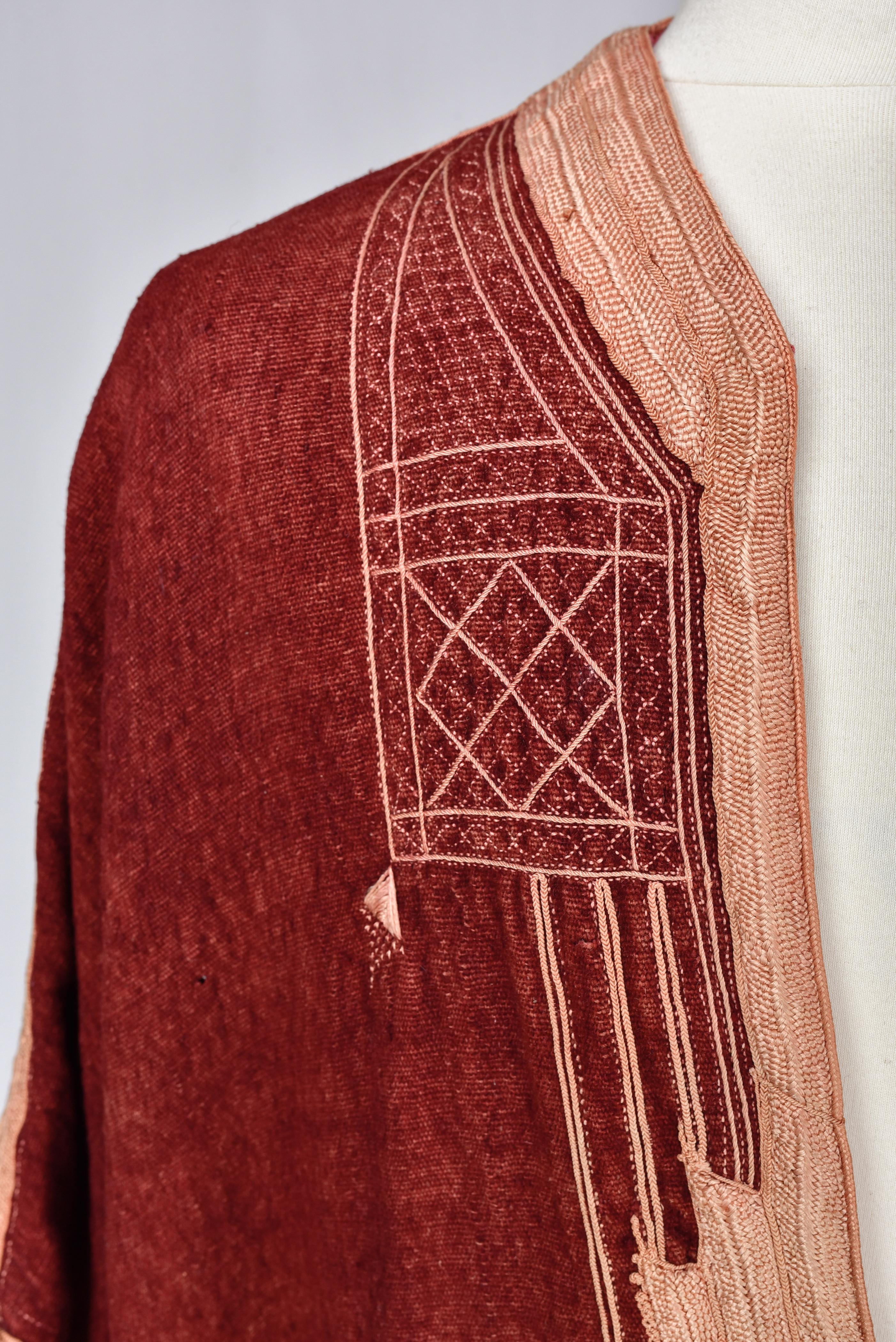 A Berber Djellaba in Dyed Cochineal Embroidered Wool - North Africa Circa 1900 For Sale 5