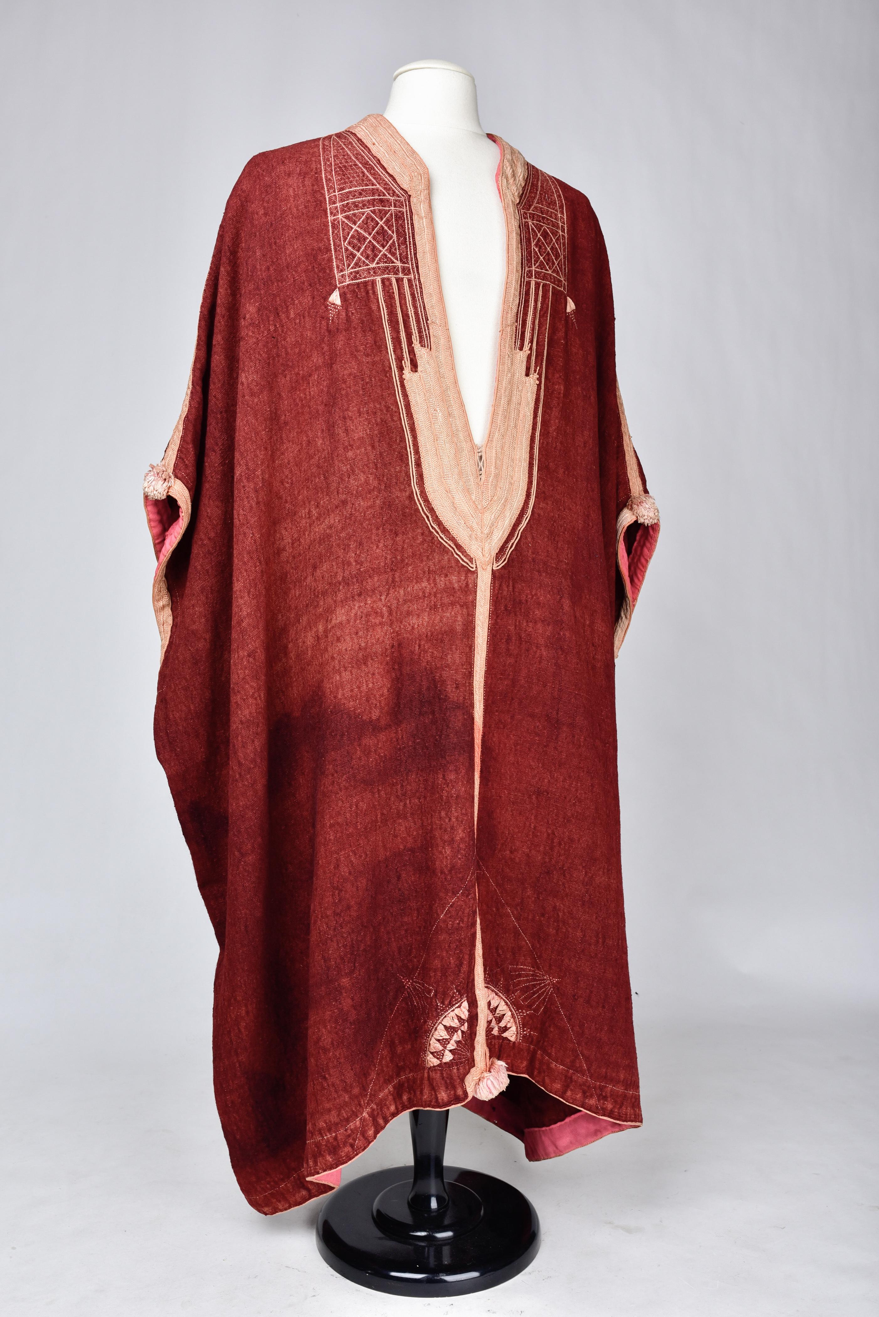 A Berber Djellaba in Dyed Cochineal Embroidered Wool - North Africa Circa 1900 For Sale 6