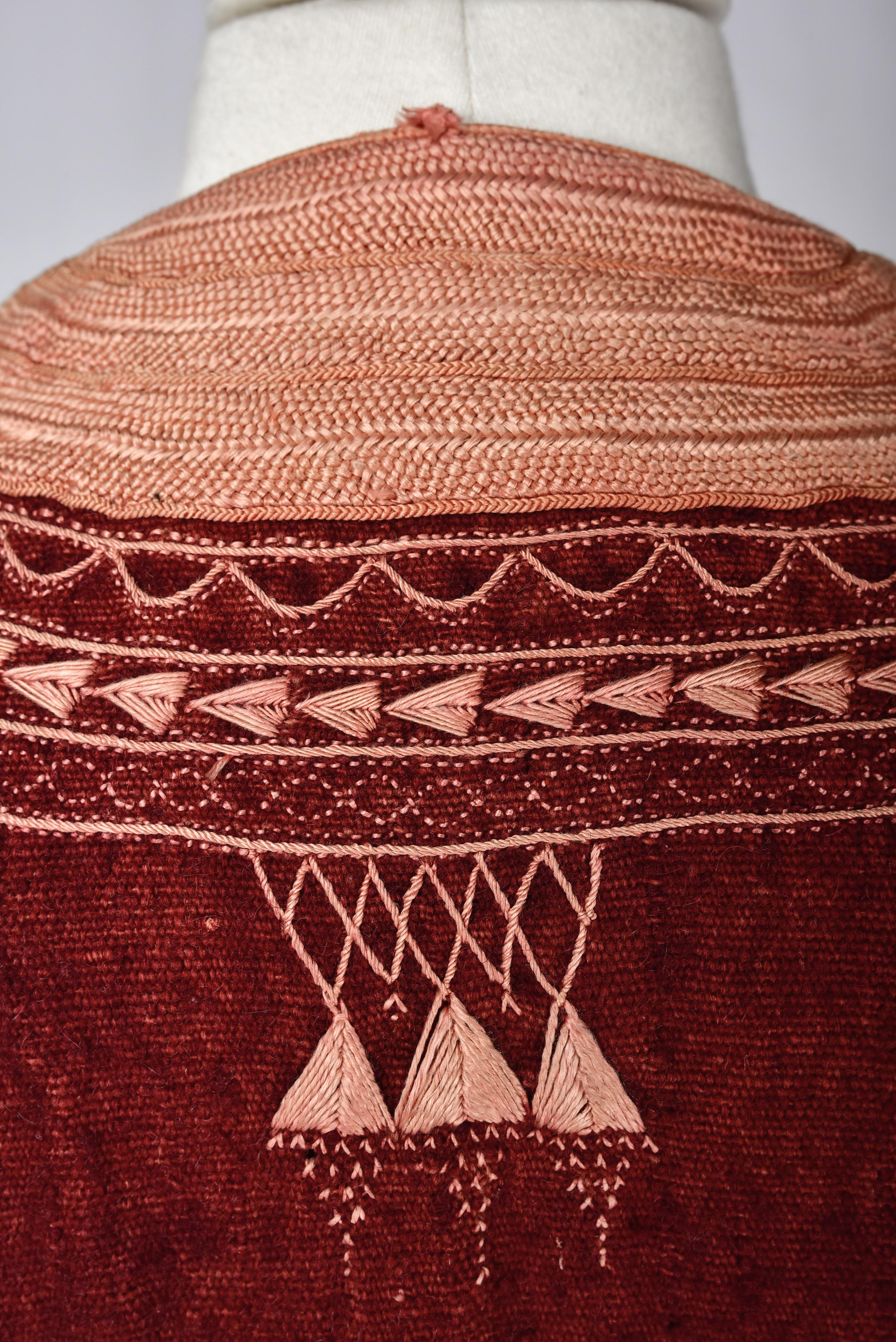 A Berber Djellaba in Dyed Cochineal Embroidered Wool - North Africa Circa 1900 For Sale 9