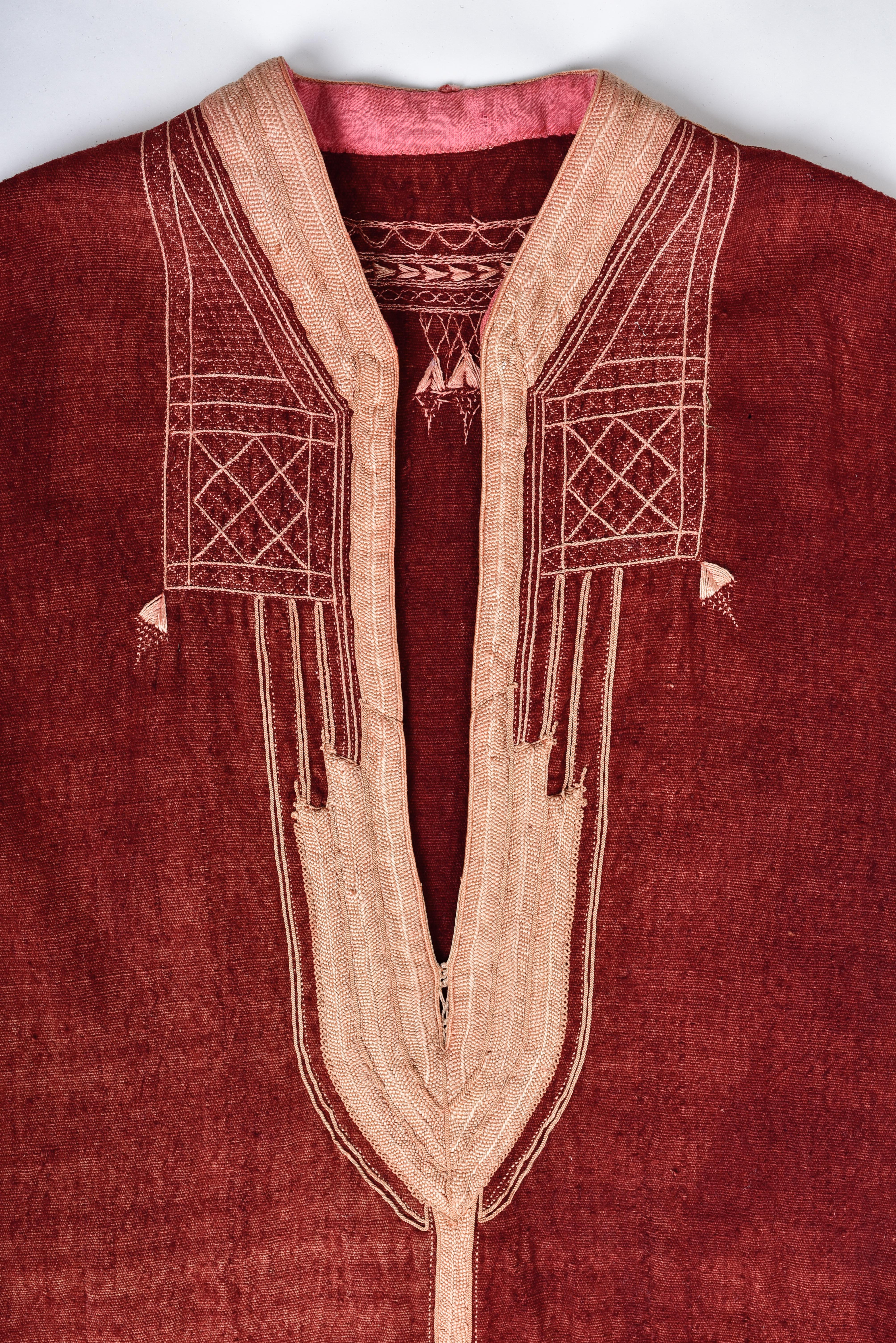 A Berber Djellaba in Dyed Cochineal Embroidered Wool - North Africa Circa 1900 In Good Condition For Sale In Toulon, FR
