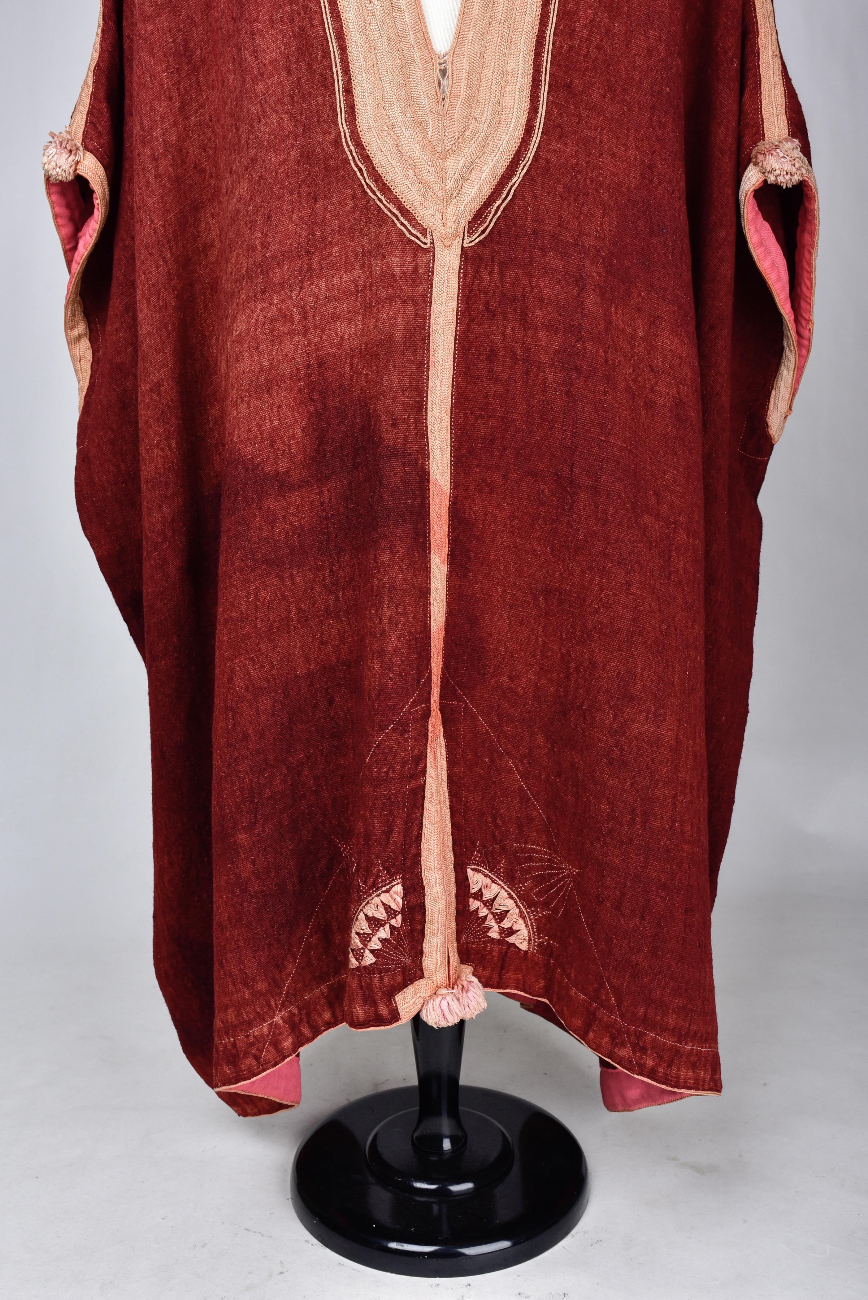 A Berber Djellaba in Dyed Cochineal Embroidered Wool - North Africa Circa 1900 For Sale 2